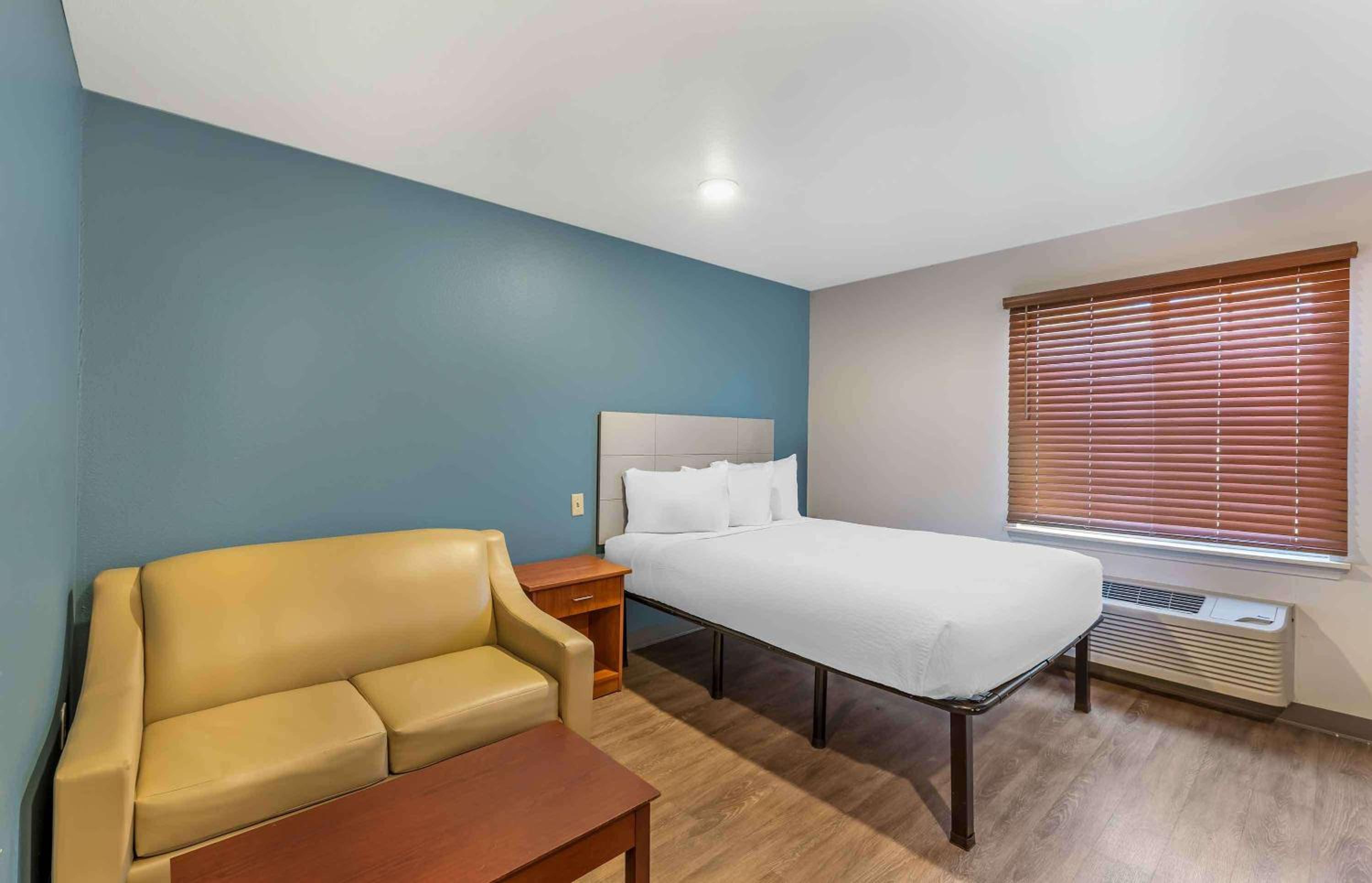 1 Queen Bed | Non-Smoking, Kitchen, Sofa-Bed - Photo 5