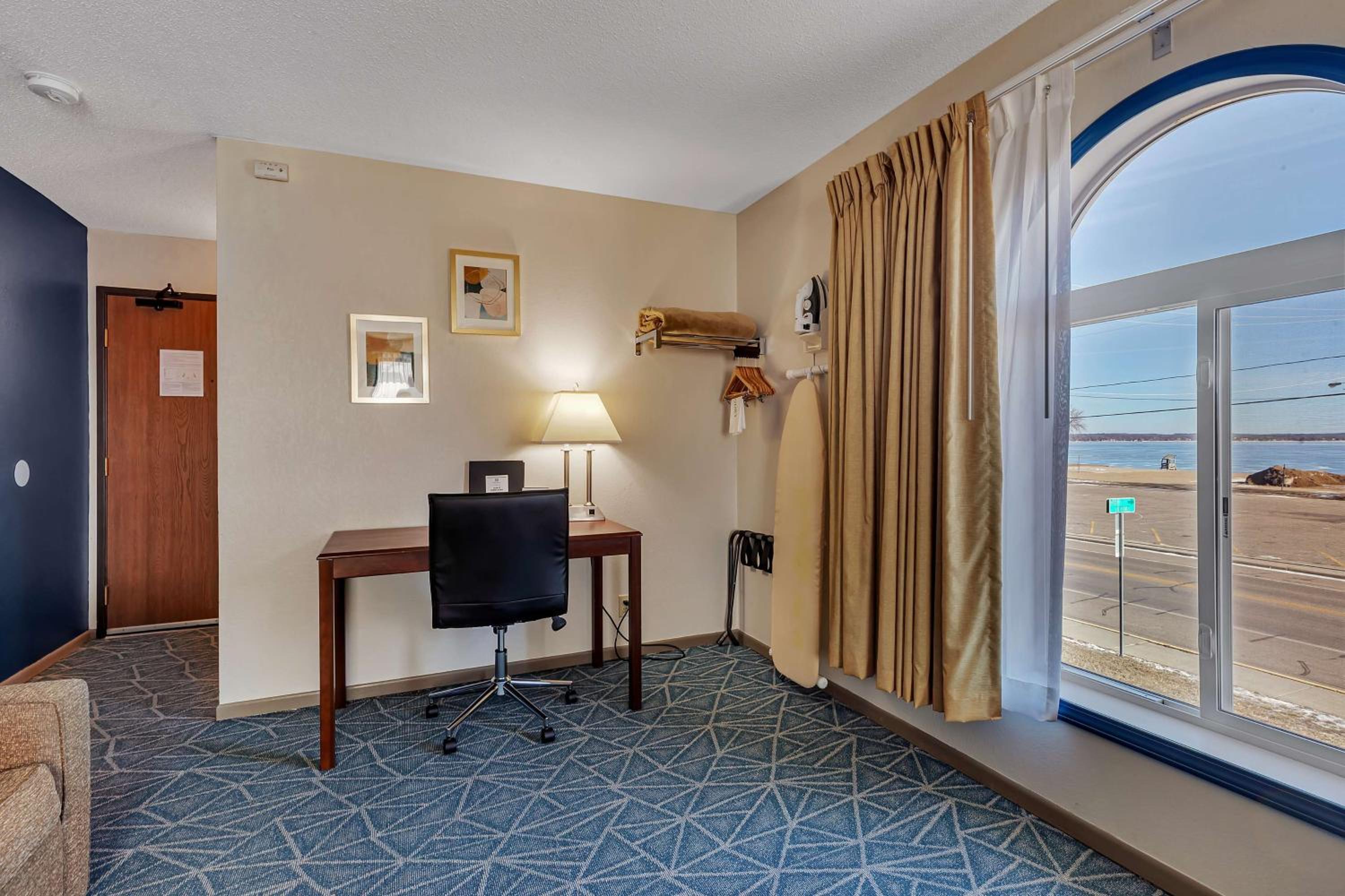 Queen Room with Sofa Bed and Lake View - Non-Smoking