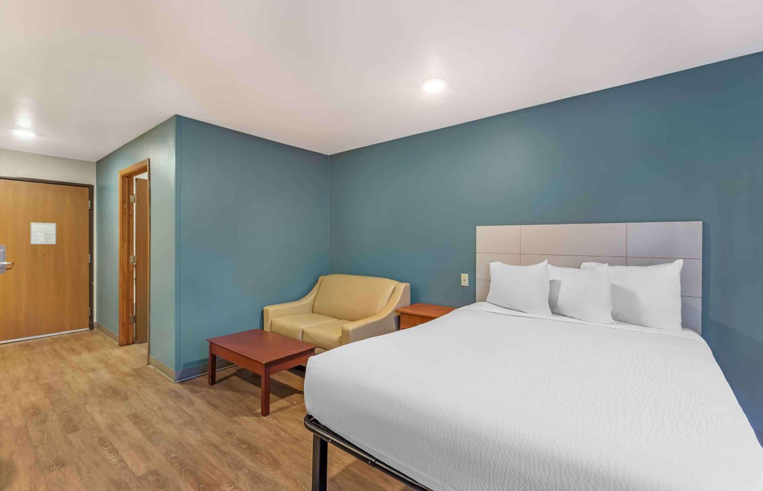 1 Queen Bed | Non-Smoking, Kitchen, Sofa-Bed - Photo 6