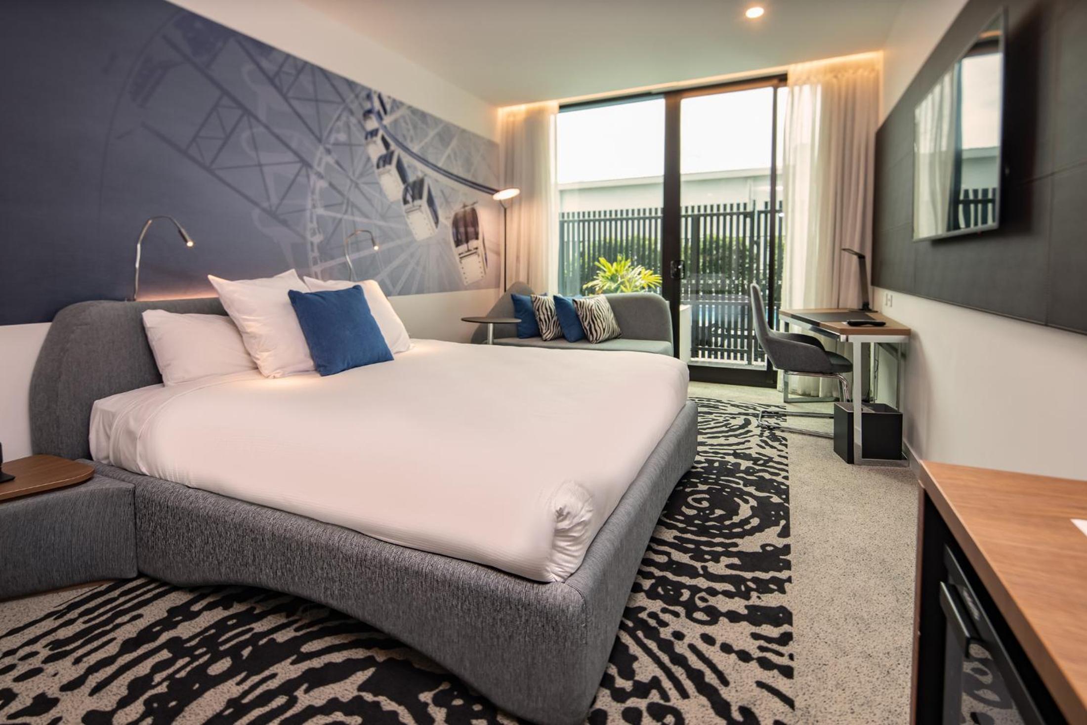 King 'N' Room with Pool Access