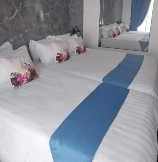 Deluxe Room (2 Adults + 1 Child) photo 2