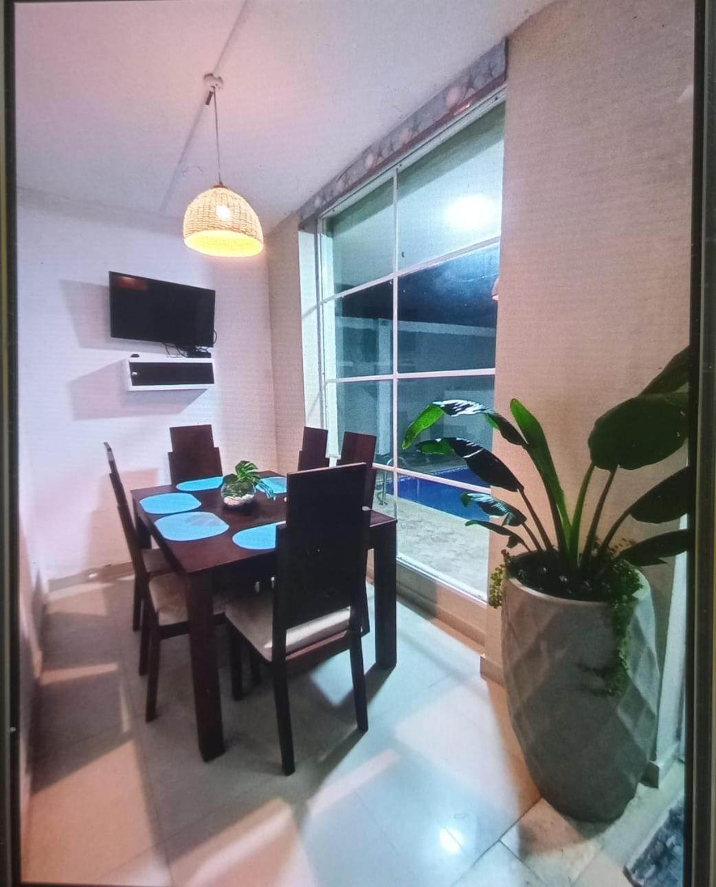 Five-Bedroom House photo 2