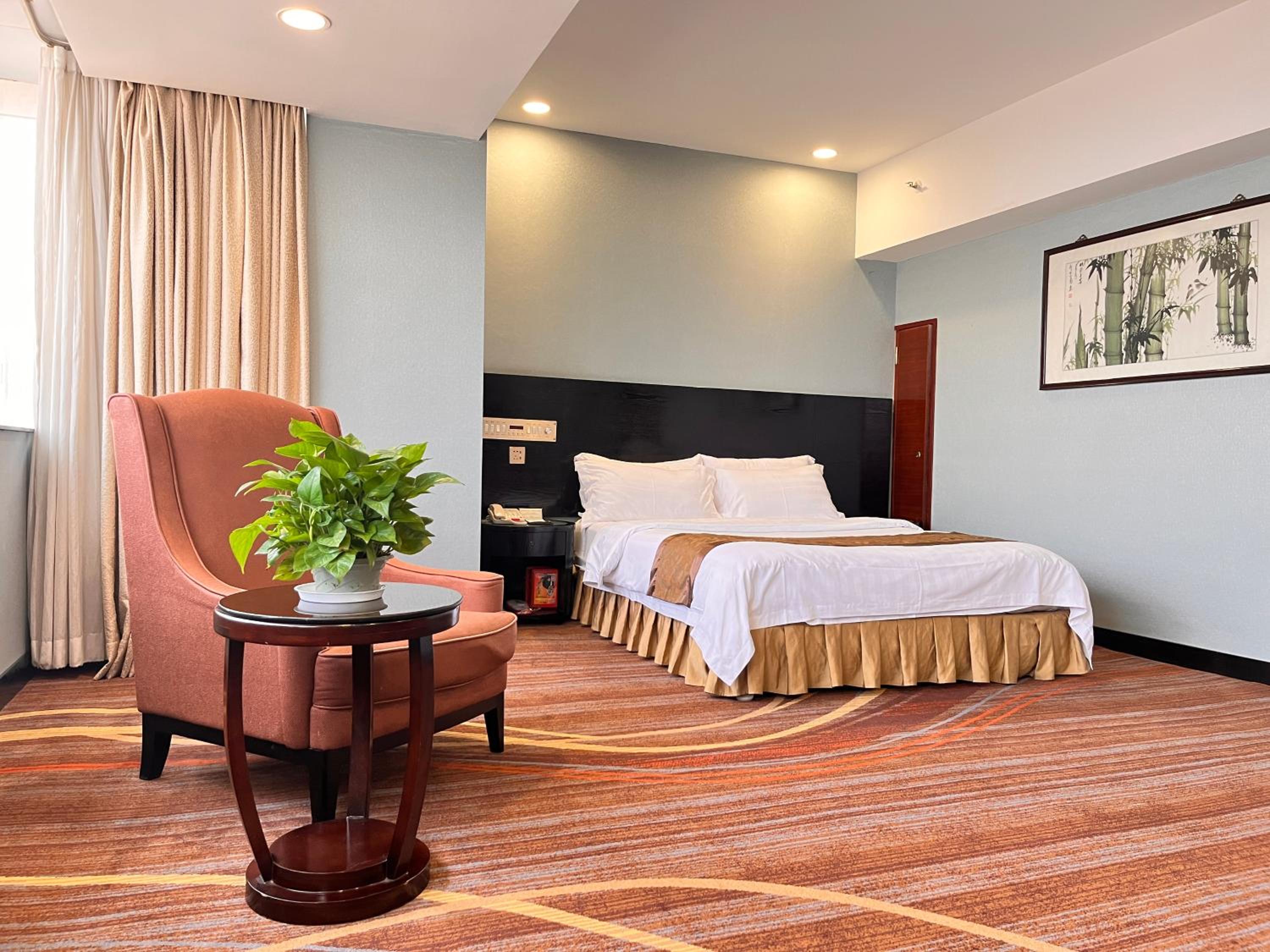 Standard Queen Room