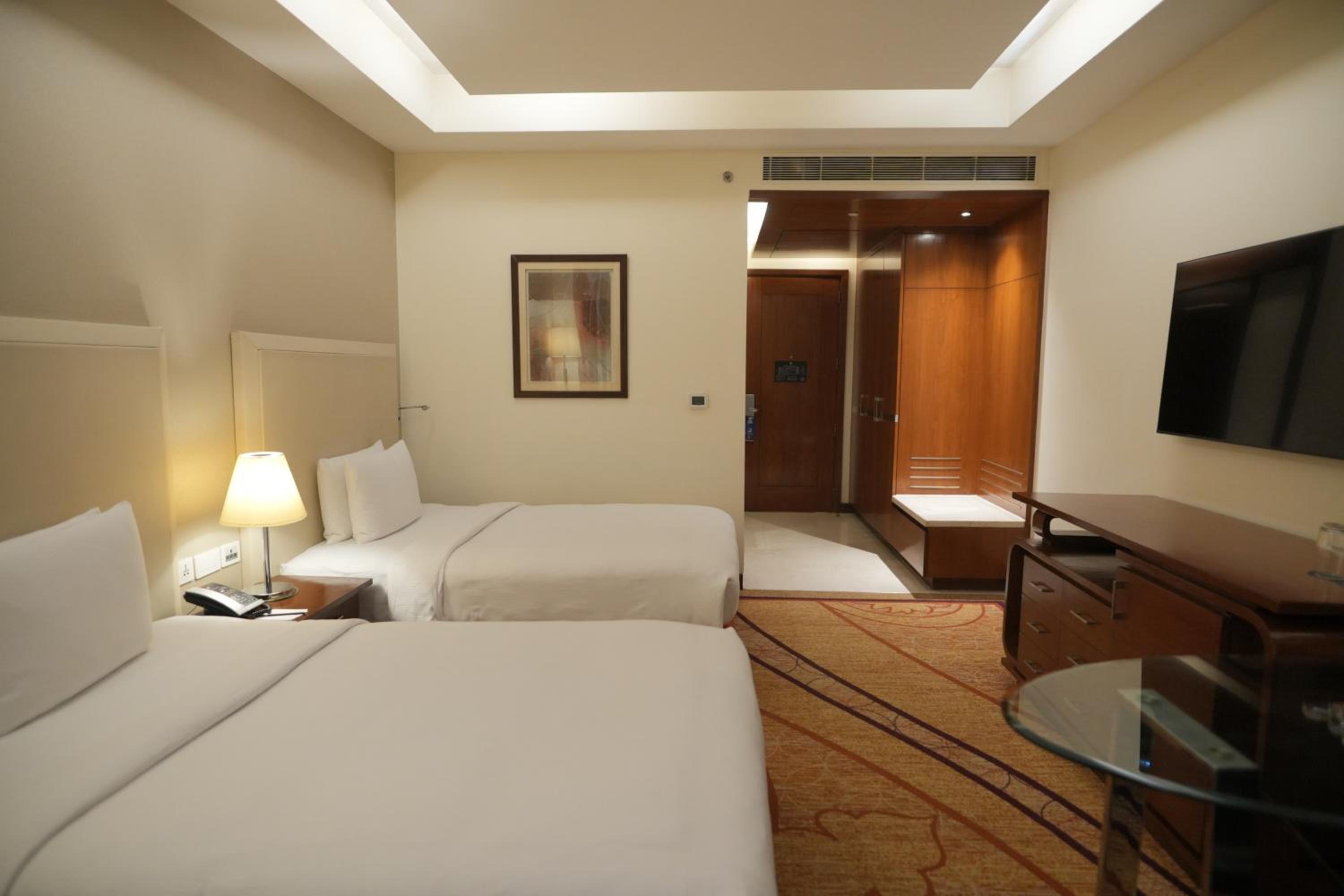 Executive Twin Room with Lounge Access - Photo 3