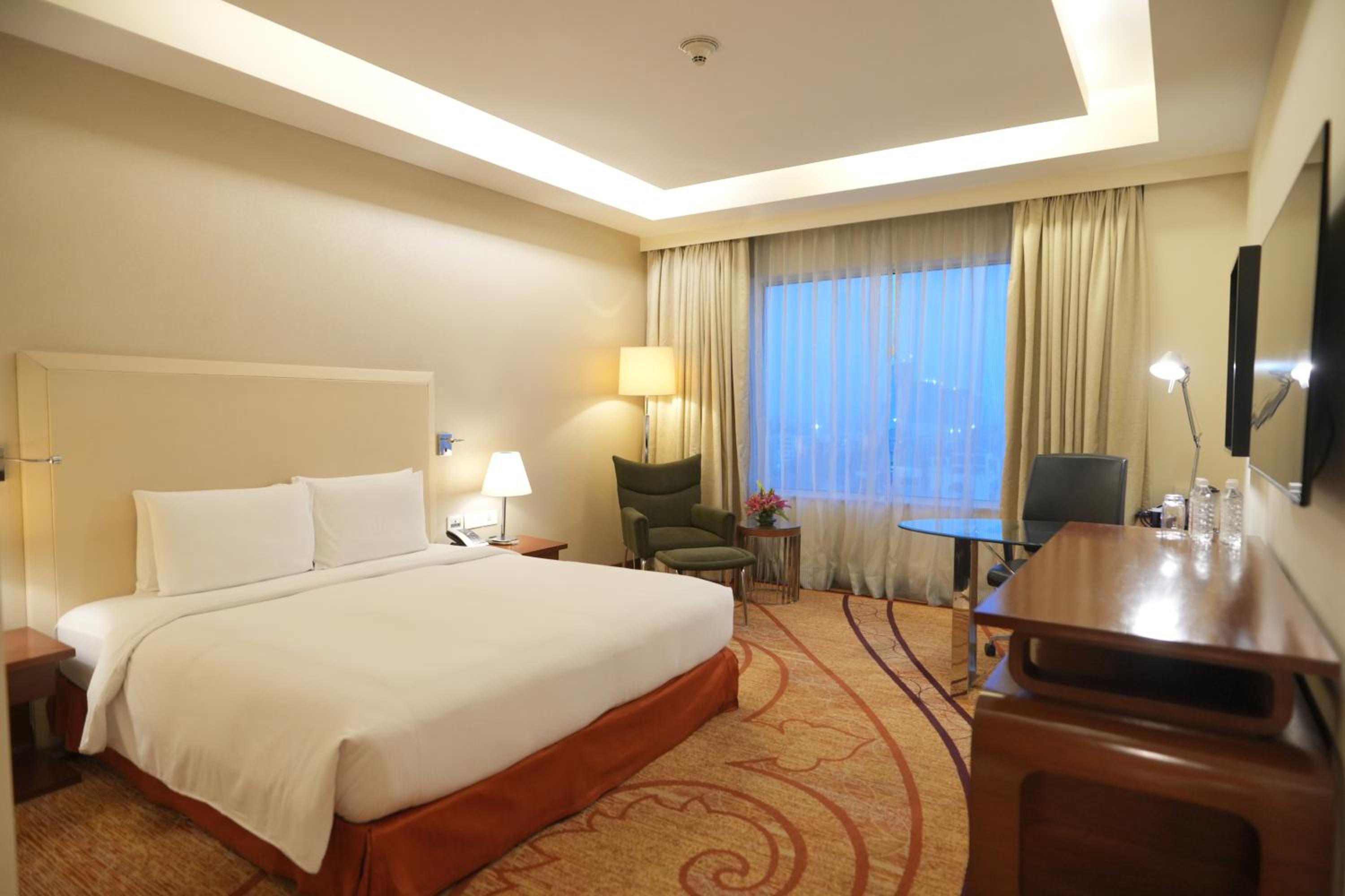 Premium King Room - Photo 3