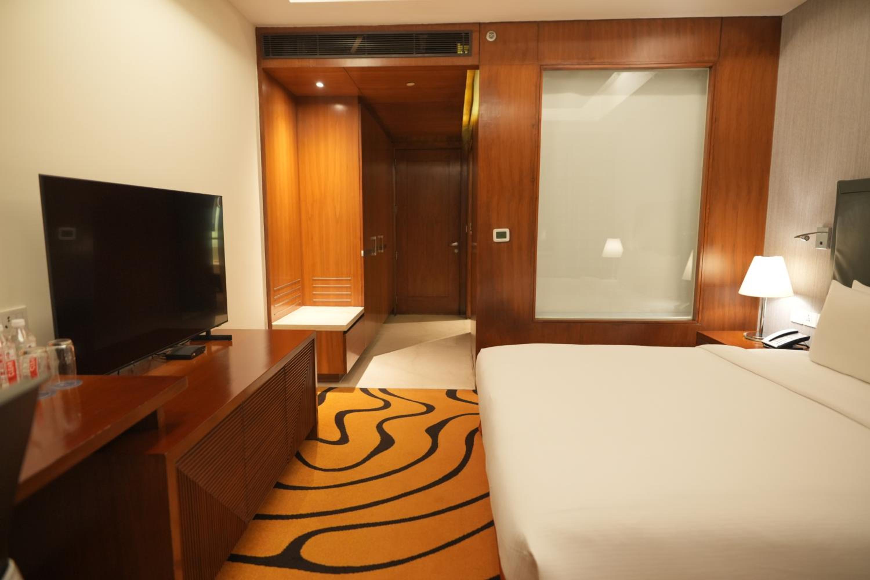Executive Suite with Lounge Access - Photo 4