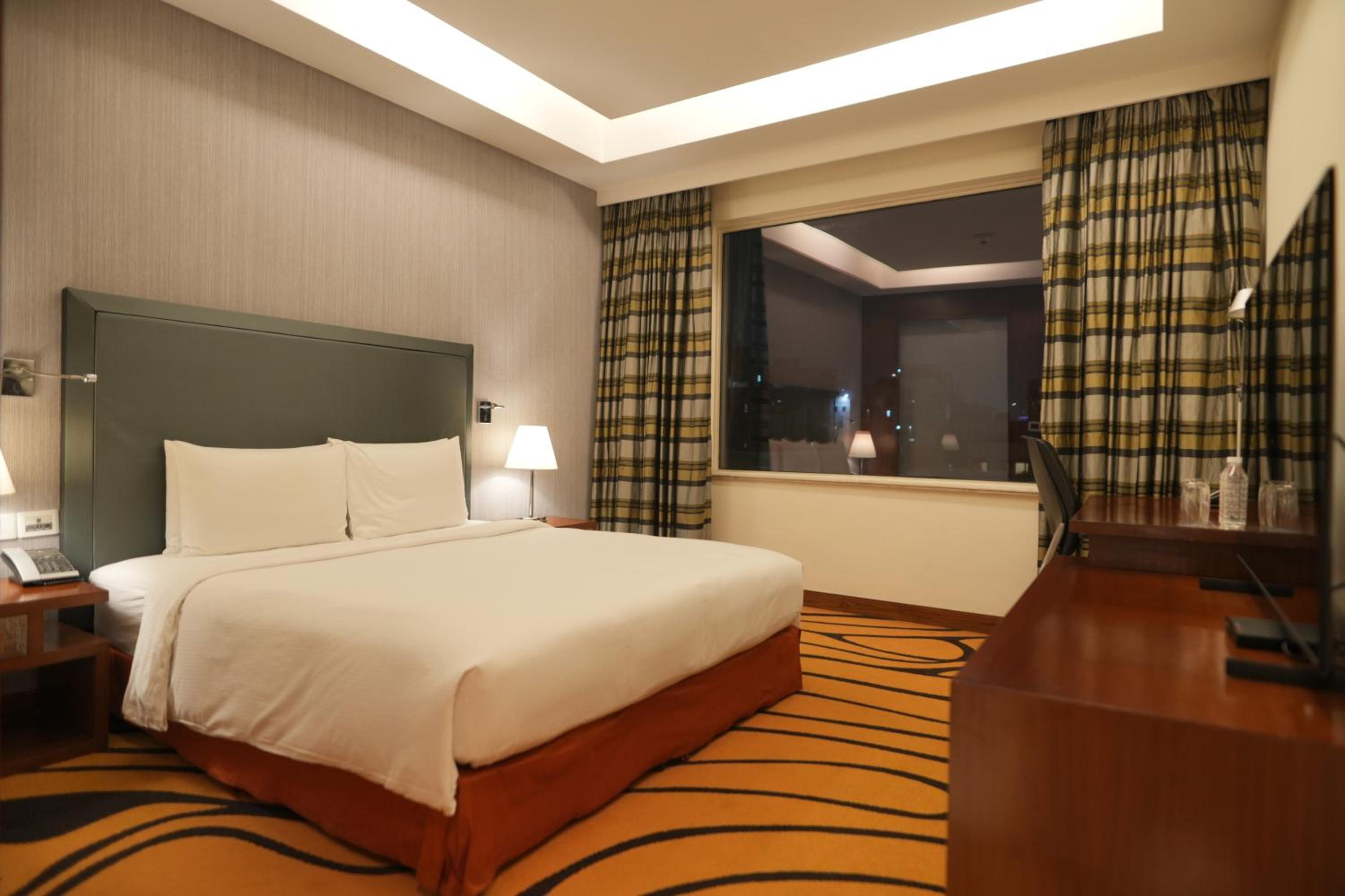 Executive Suite with Lounge Access - Photo 3