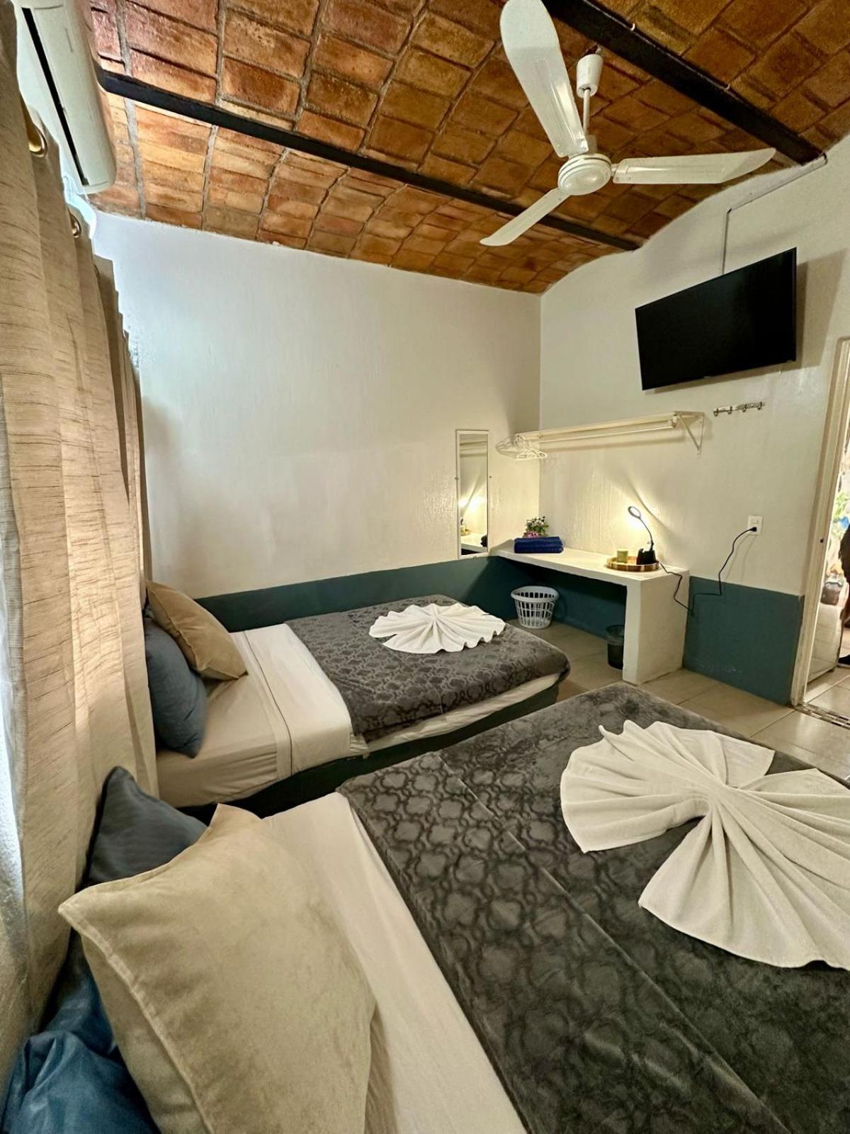 Standard Twin Room - Photo 4