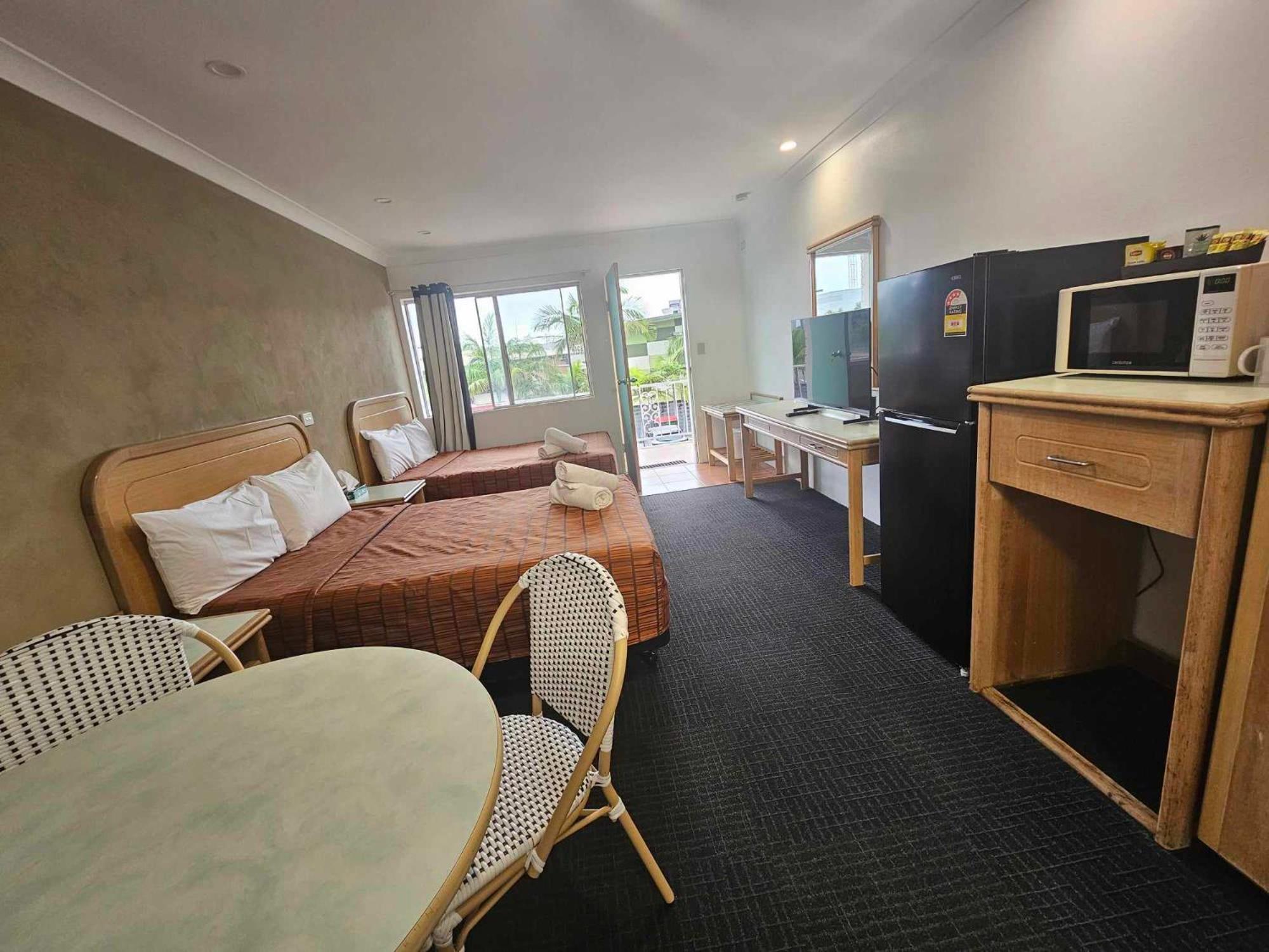 Twin Corporate with Two Queen Beds - Photo 3