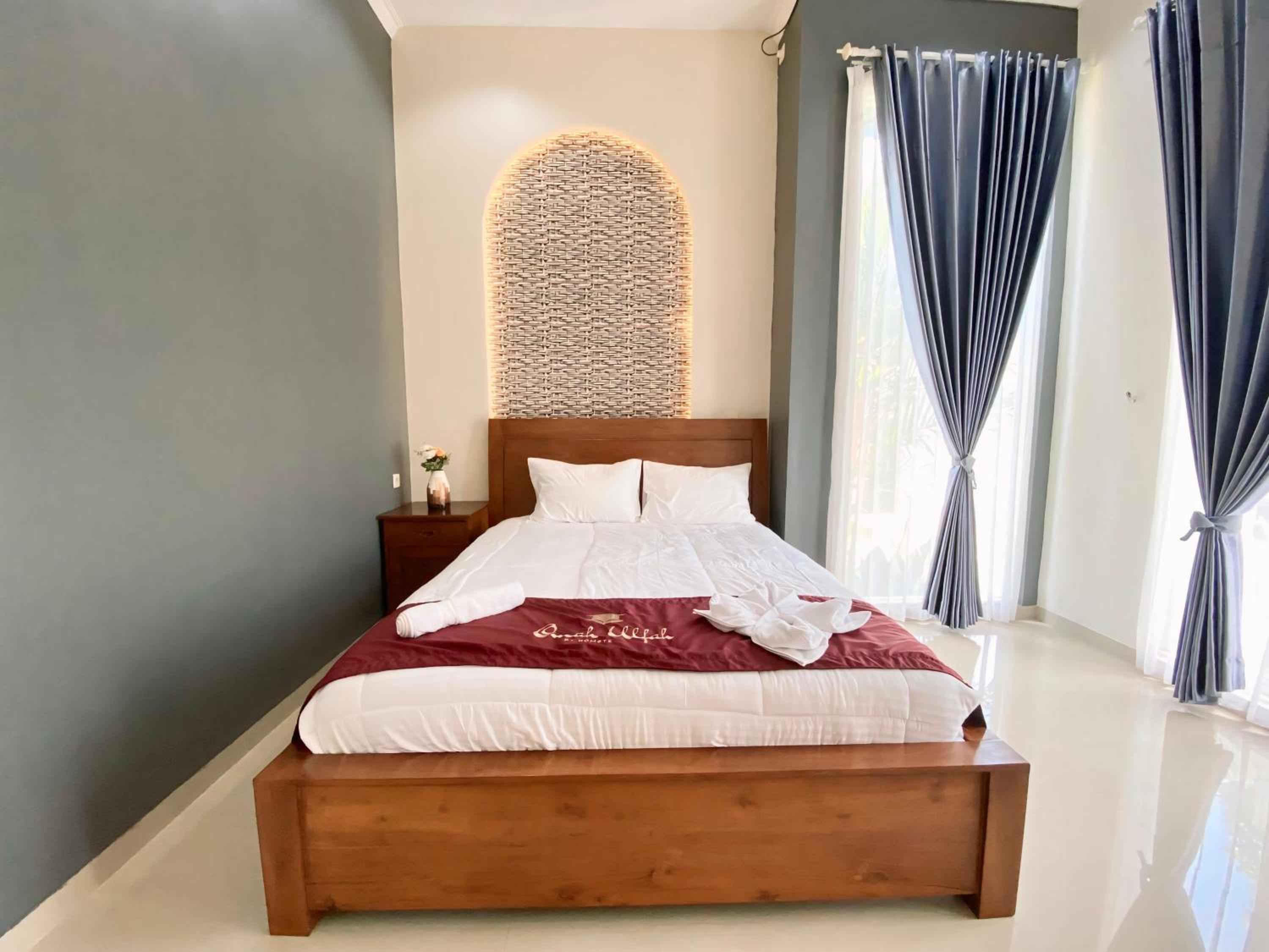 Queen Room with Shared Bathroom photo 2