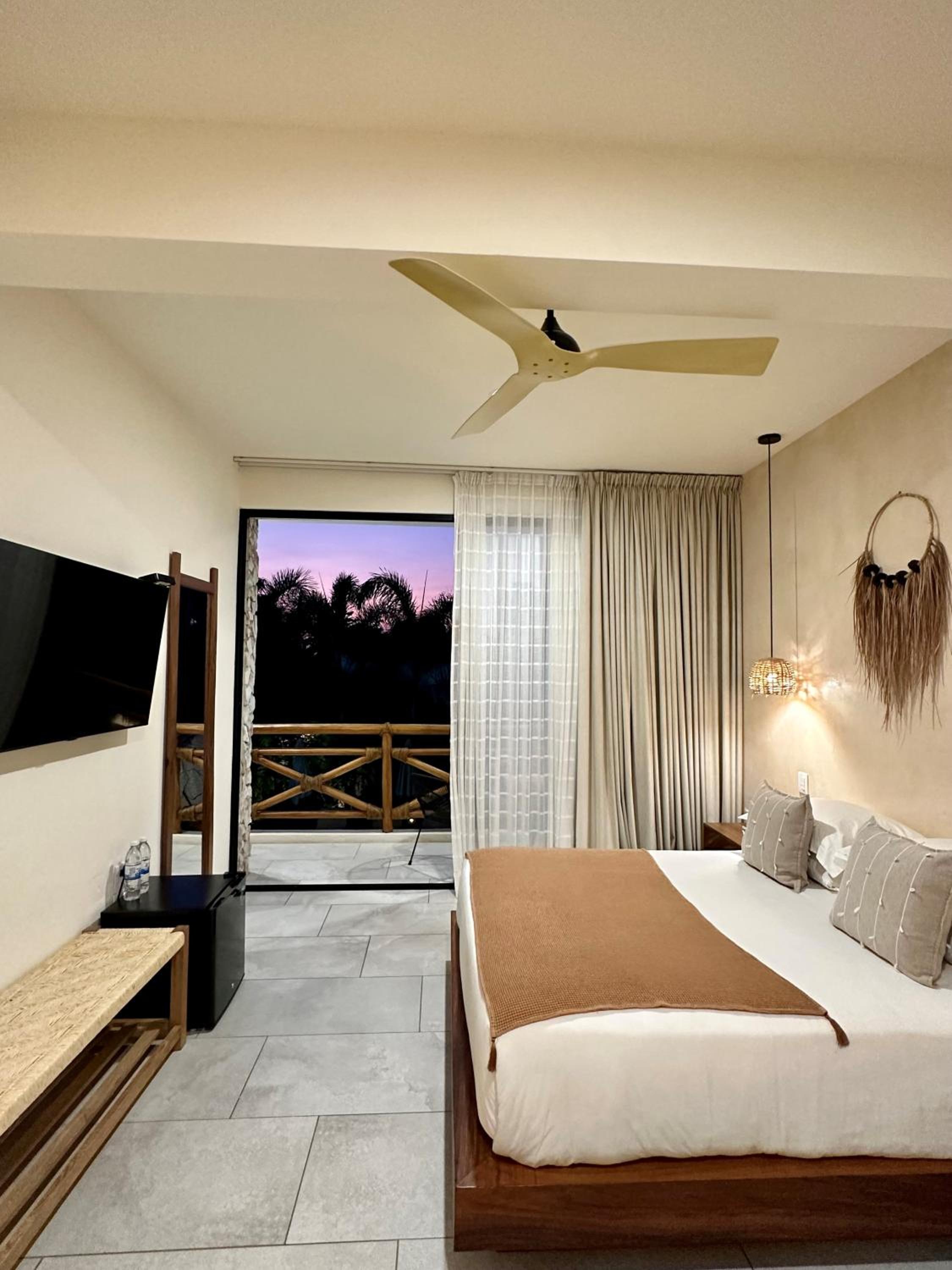Queen Room with Balcony photo 2