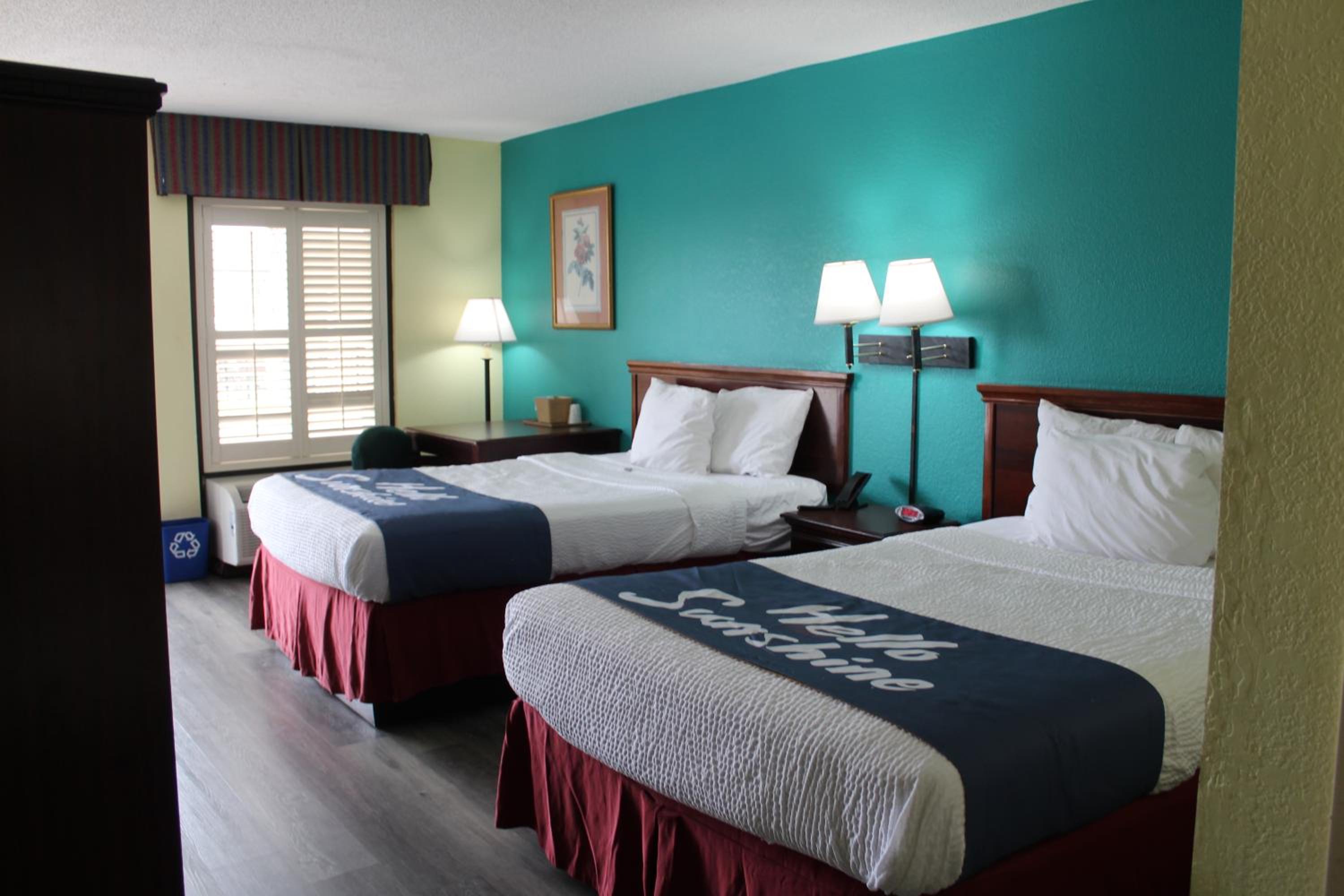 Double Room with Two Double Beds - Non-Smoking - Photo 2
