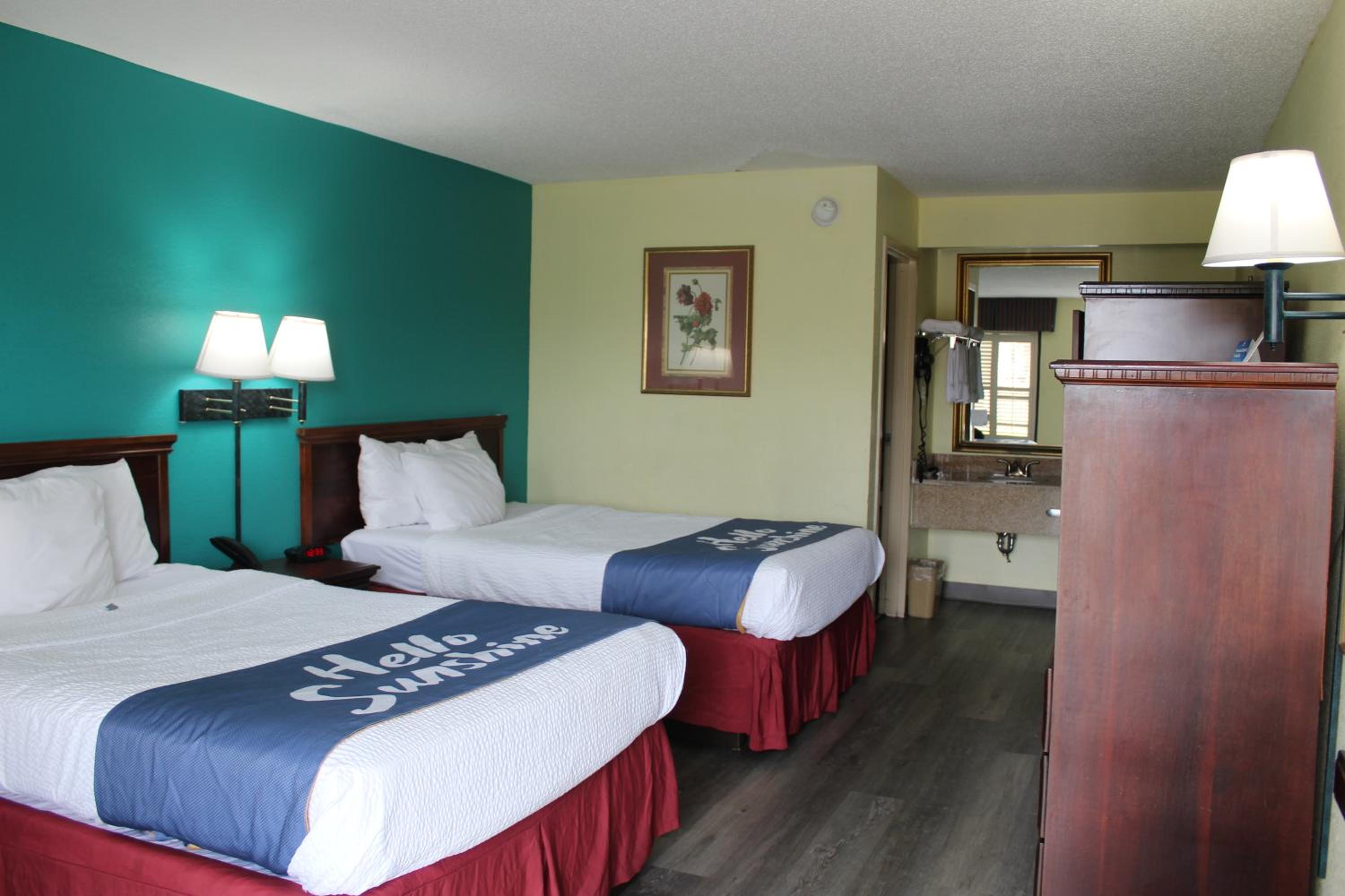 Double Room with Two Double Beds - Non-Smoking - Photo 3