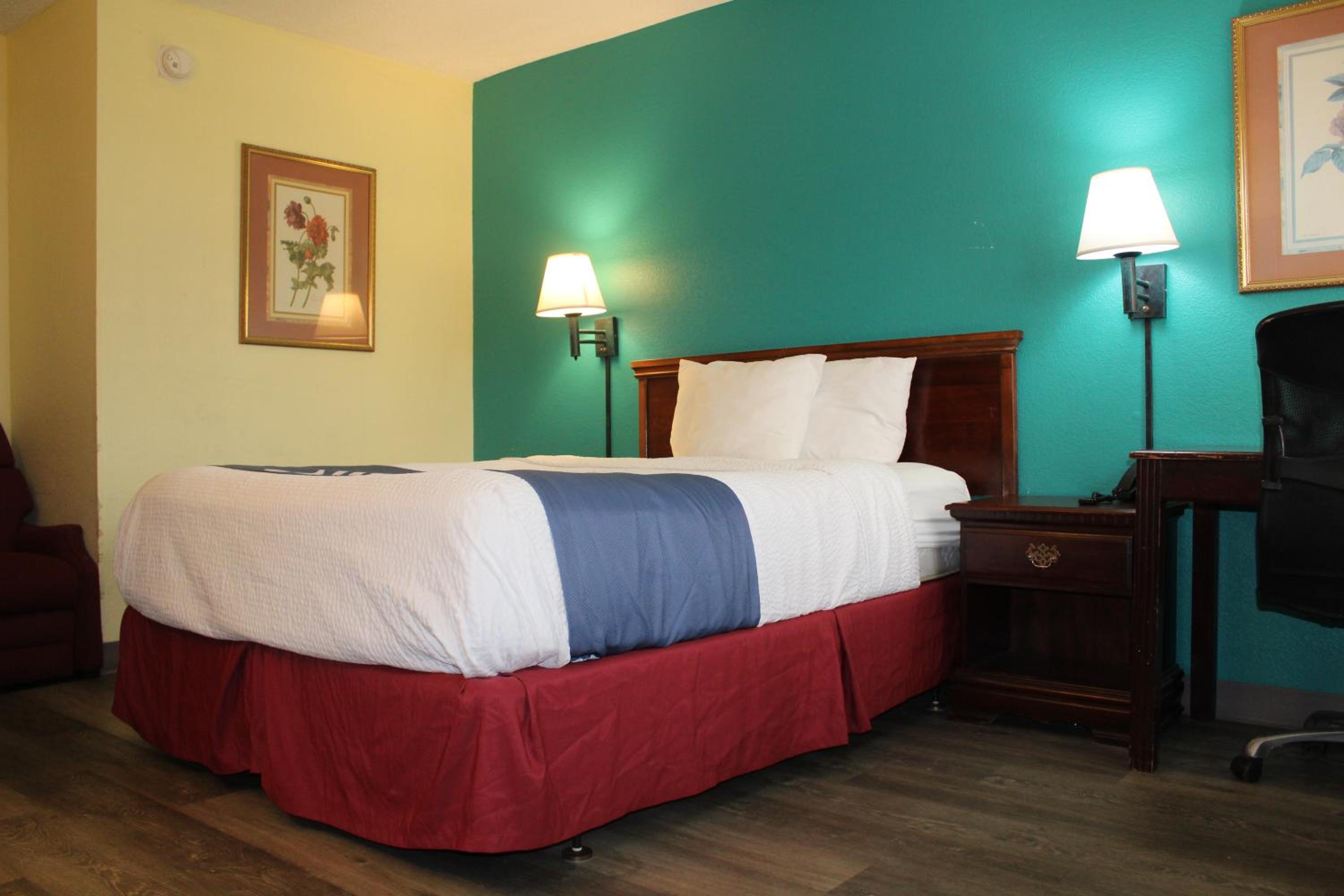 Queen Room with Roll-In Shower - Mobility/Hearing Accessible - Non-Smoking - Photo 3