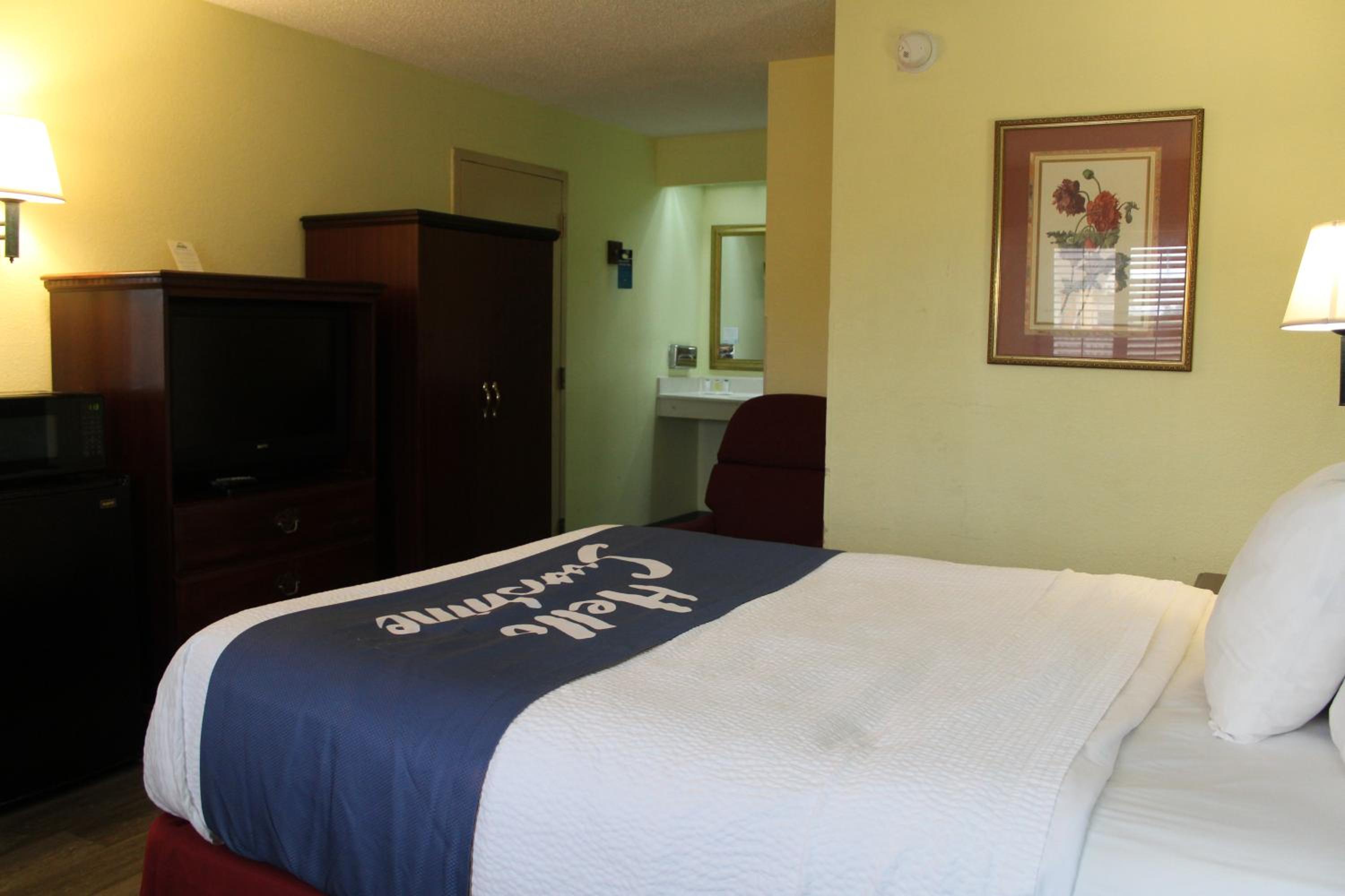 Queen Room with Roll-In Shower - Mobility/Hearing Accessible - Non-Smoking - Photo 4