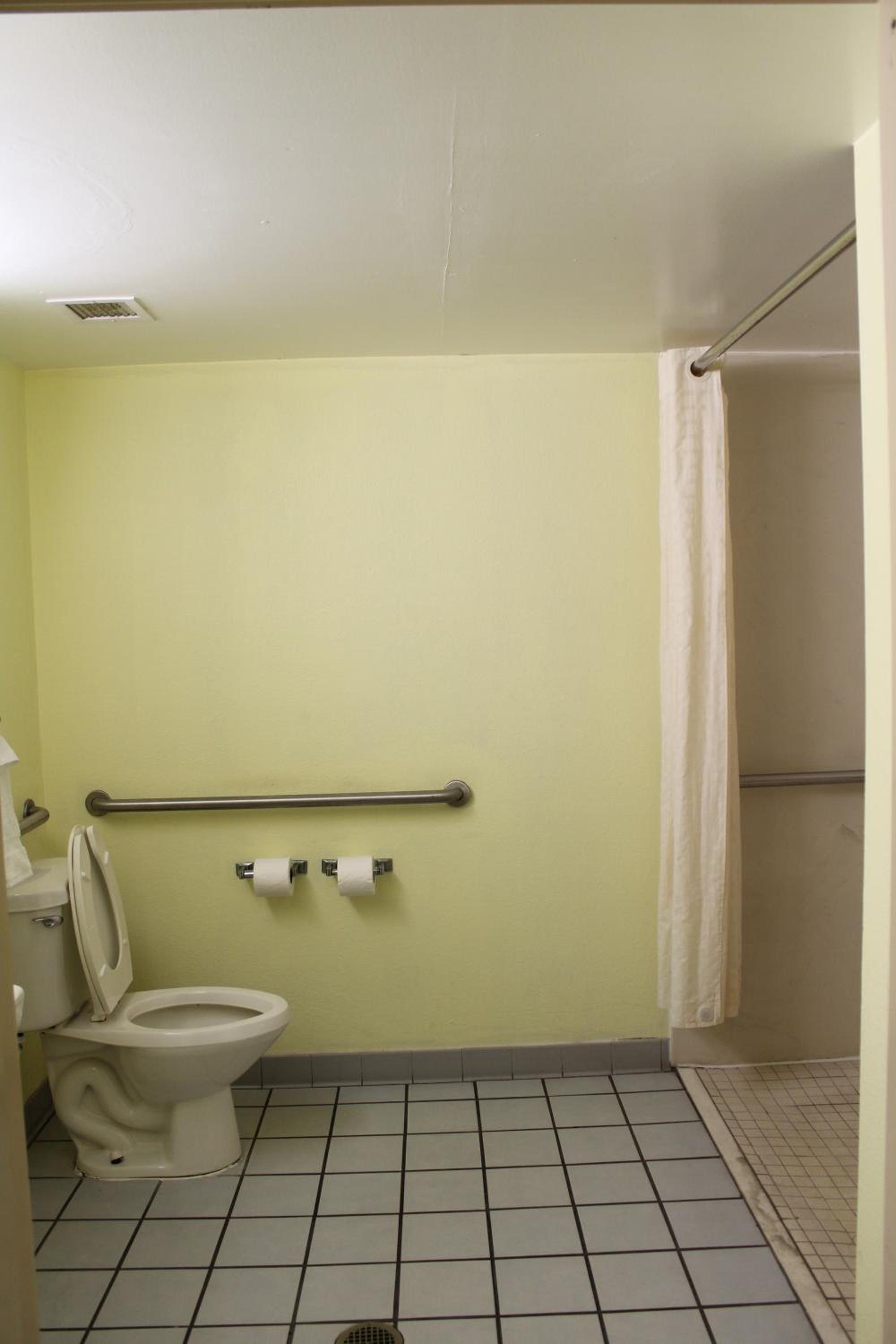 Queen Room with Roll-In Shower - Mobility/Hearing Accessible - Non-Smoking - Photo 6
