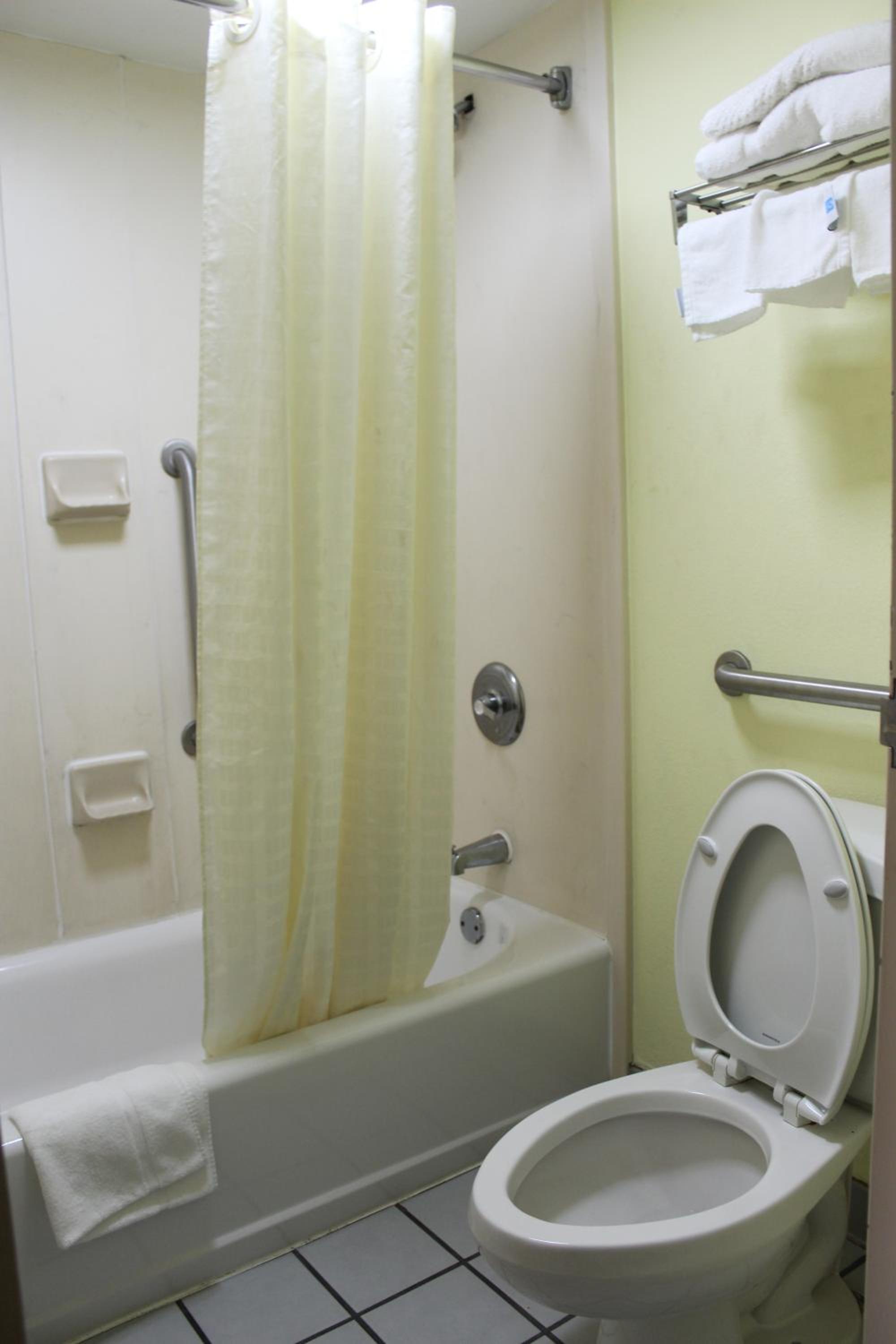 Queen Room with Bath Tub and Grab Bars - Mobility/Hearing Accessible - Non-Smoking - Photo 5
