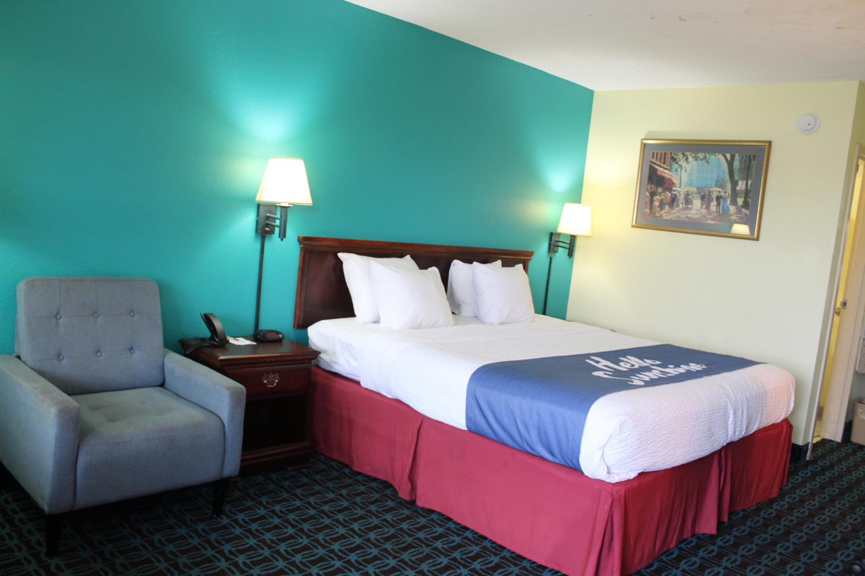 King Room - Non-Smoking - Photo 5