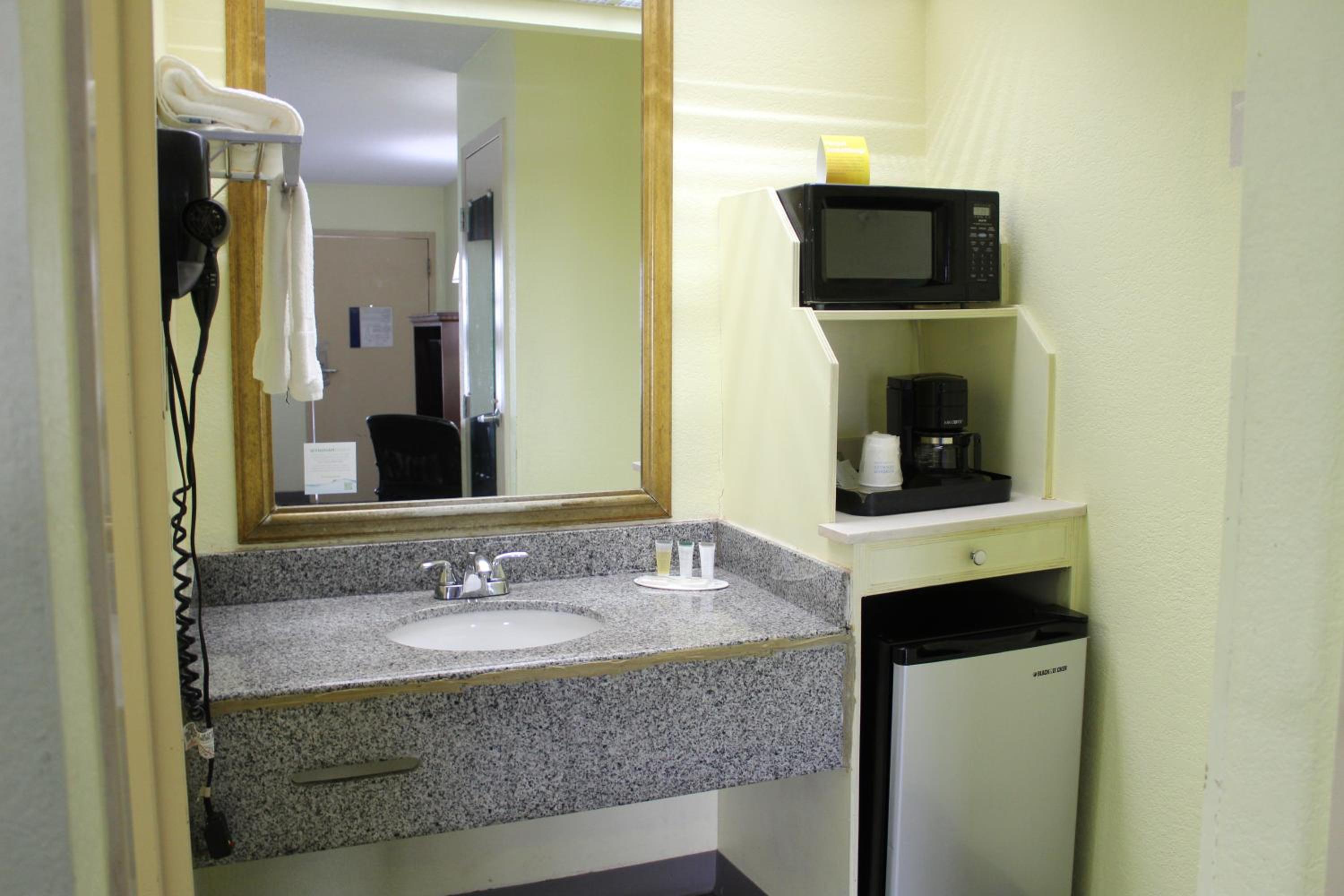 Double Room with Two Double Beds - Non-Smoking - Photo 6