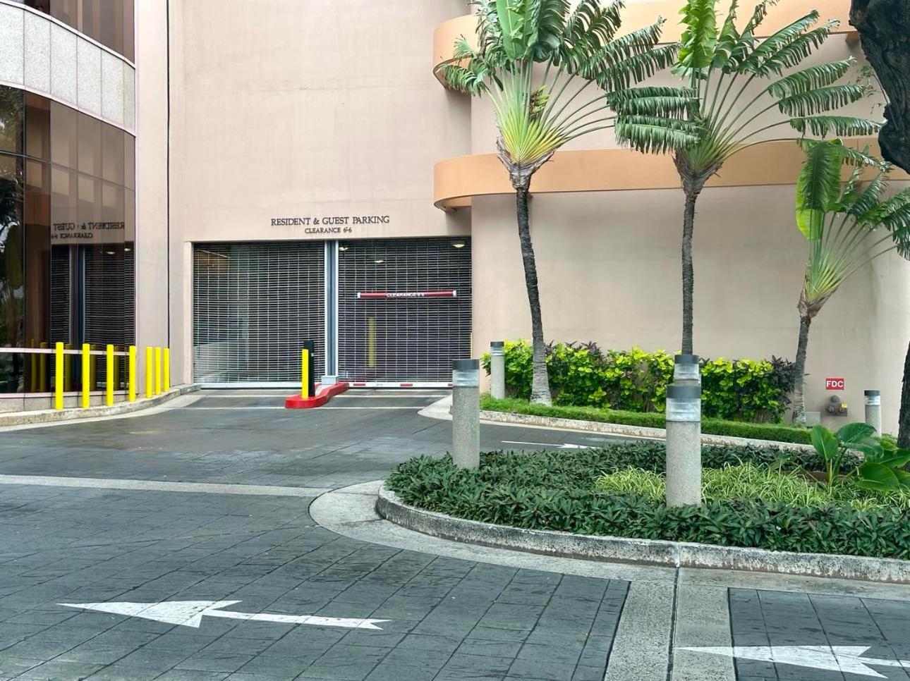 WAIKIKI 2 BEDROOMS, 1 BATH, FREE PARKING, SLEEP 6: Apartment with Pool View photo