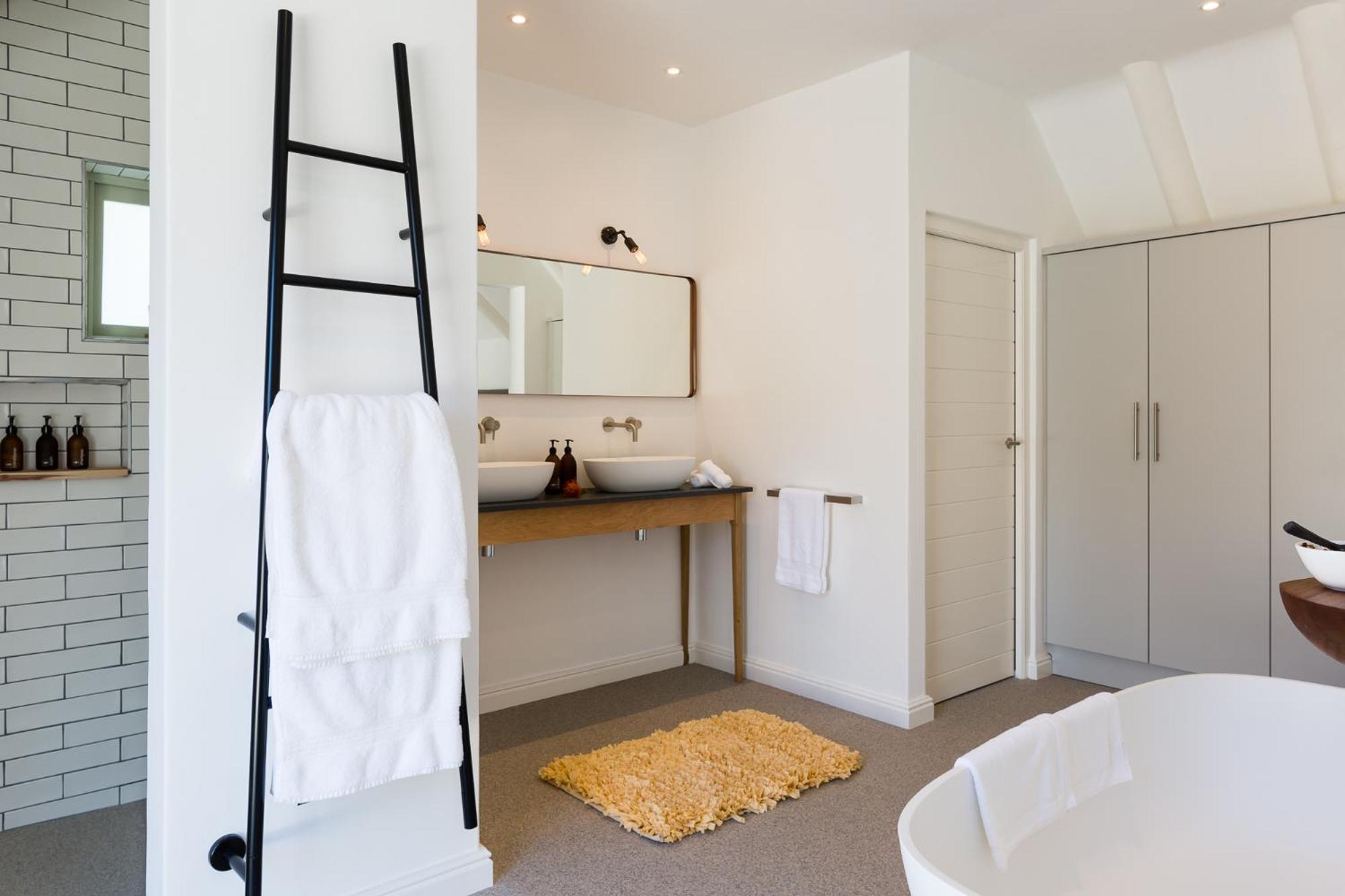 Superior Suite with Balcony - Photo 4