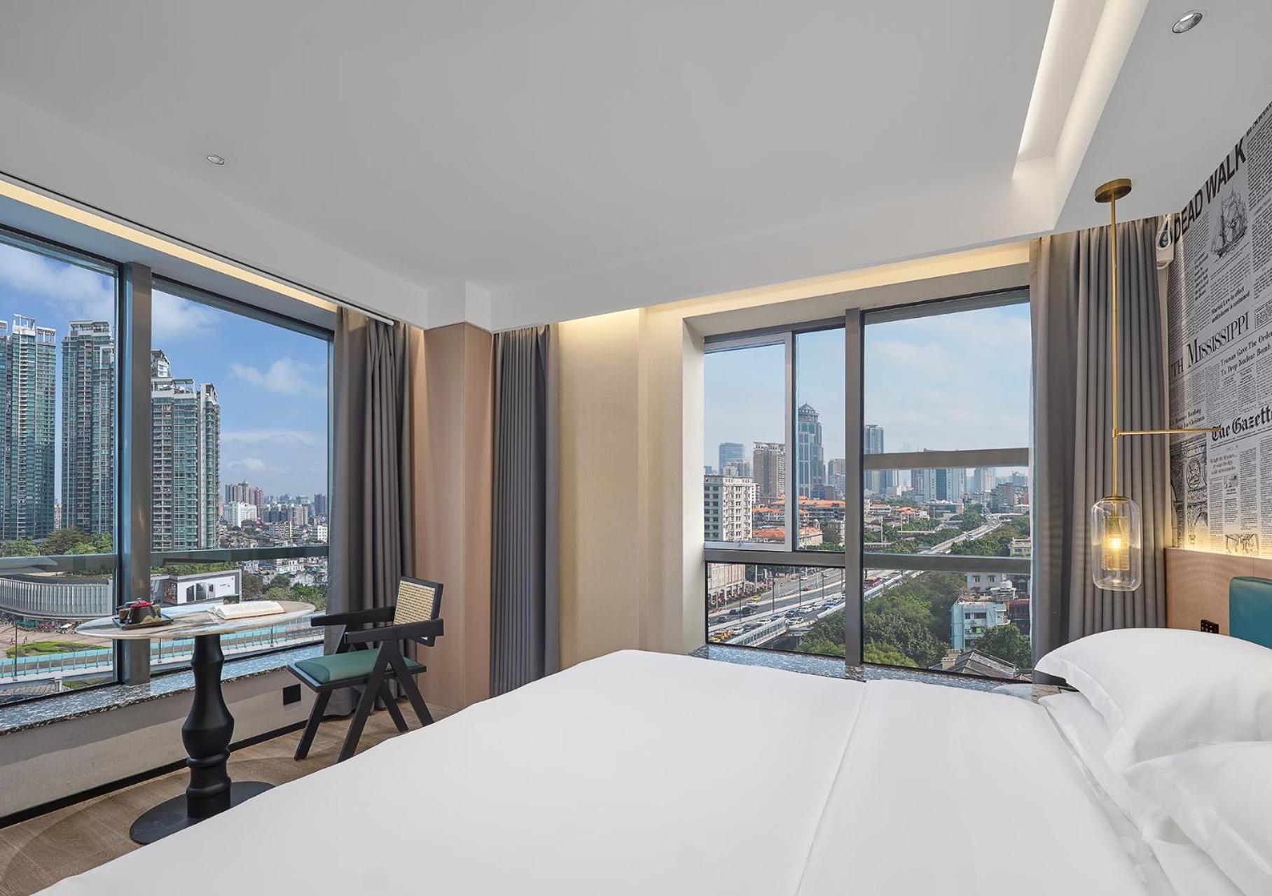 270 Degree View Queen Room