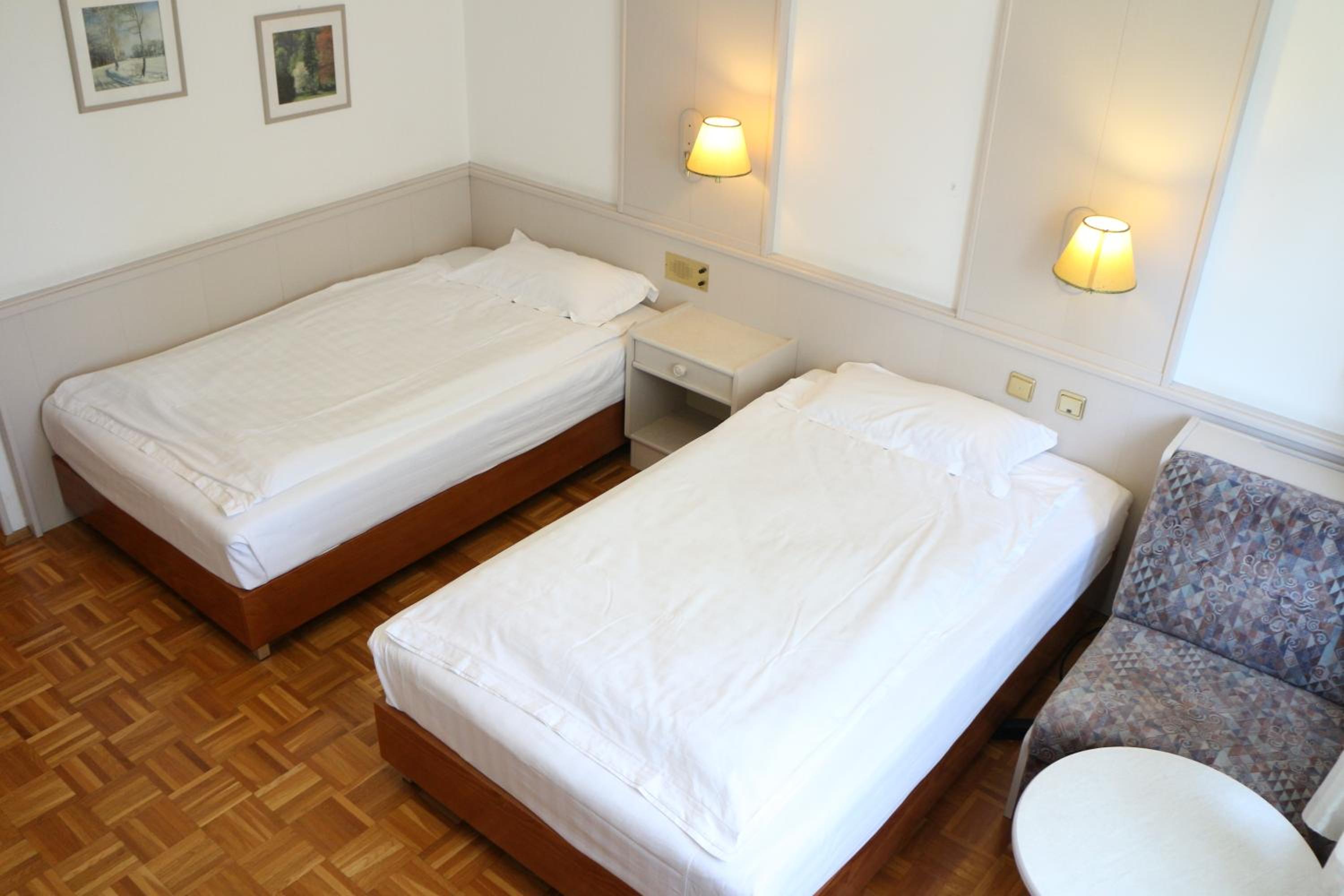 Double or Twin Room - Photo 5