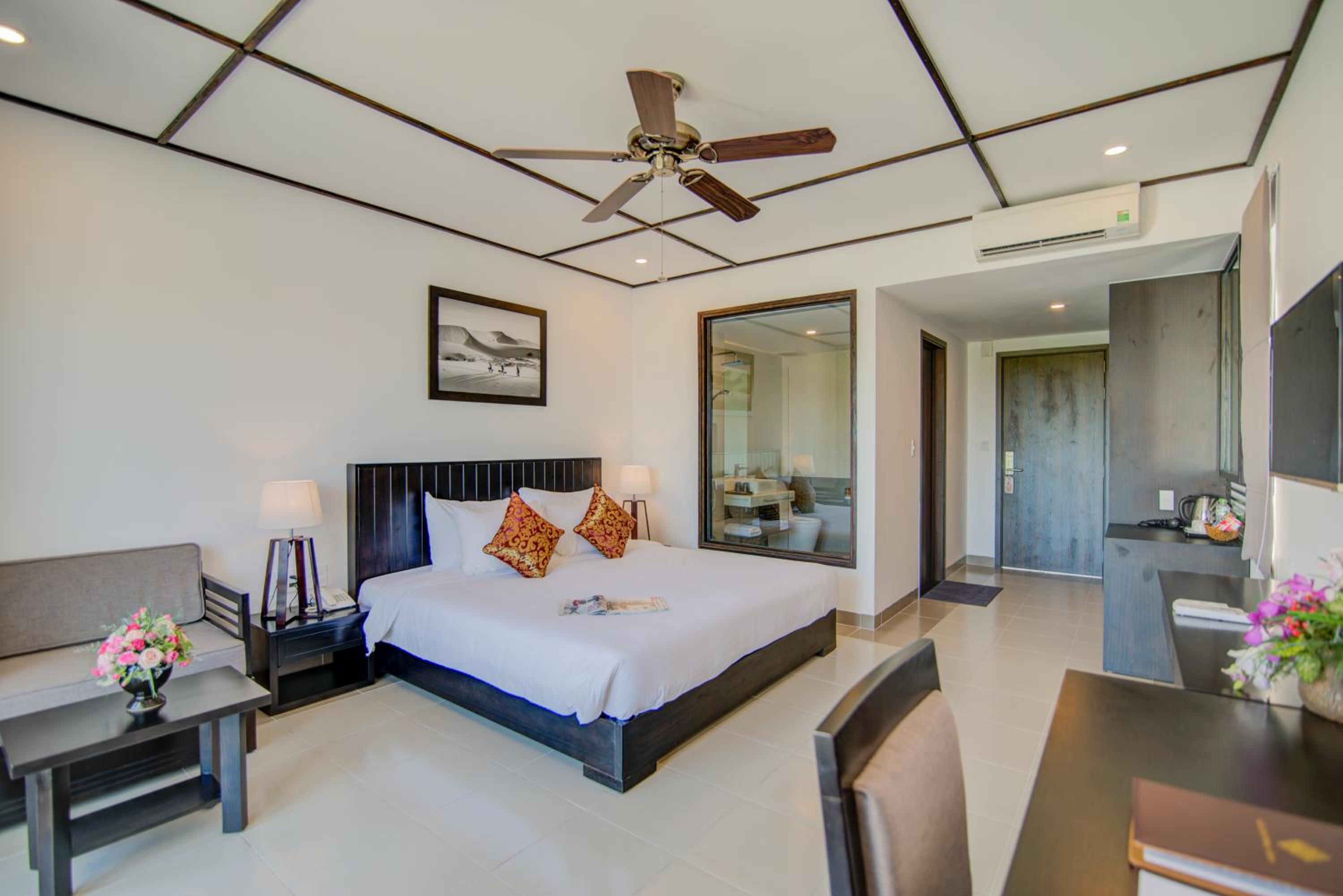 Deluxe Double Room with Balcony and City View photo 2