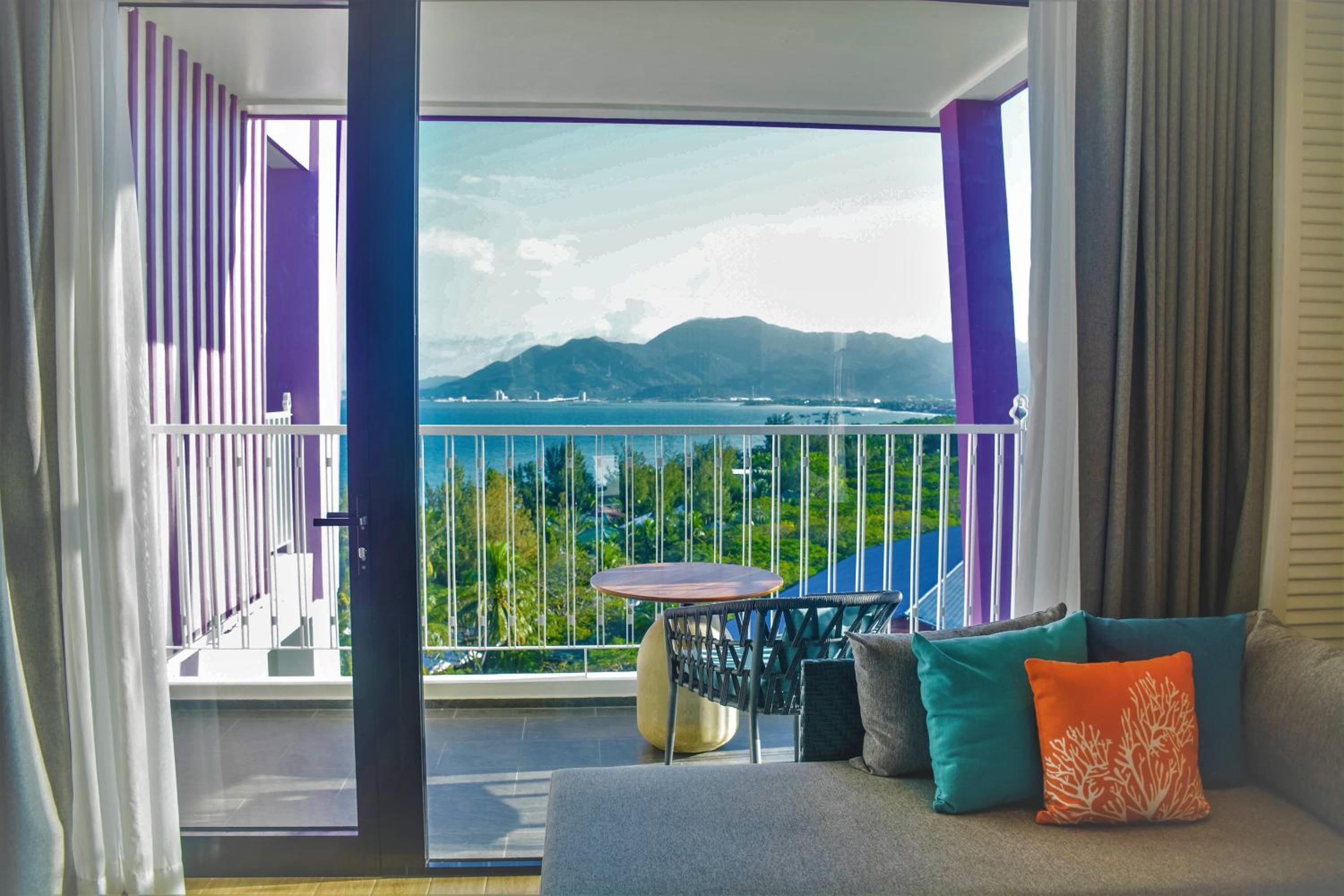 Premier Deluxe Ocean View with Balcony photo 3