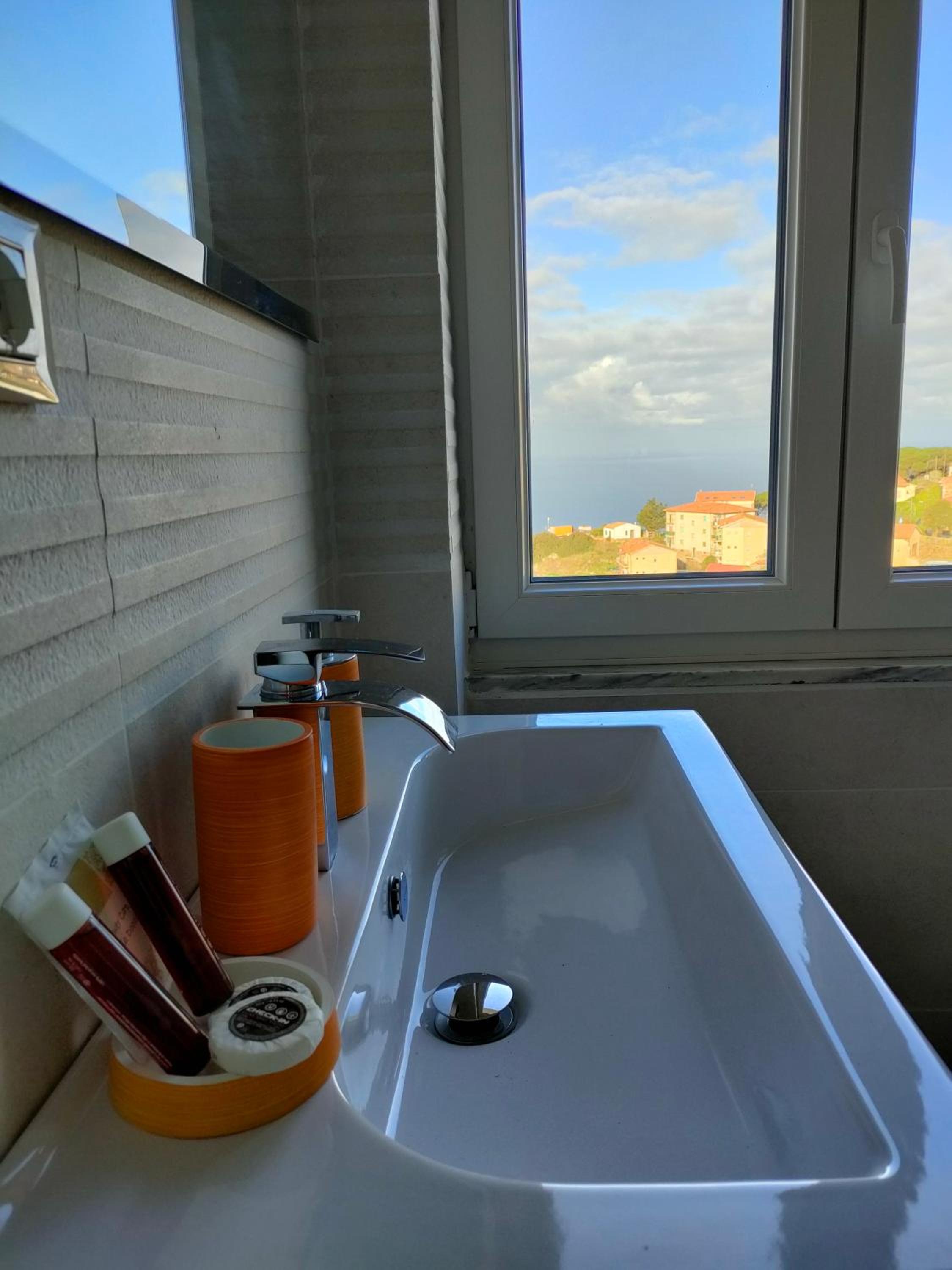 Double Room with Sea View - Photo 7