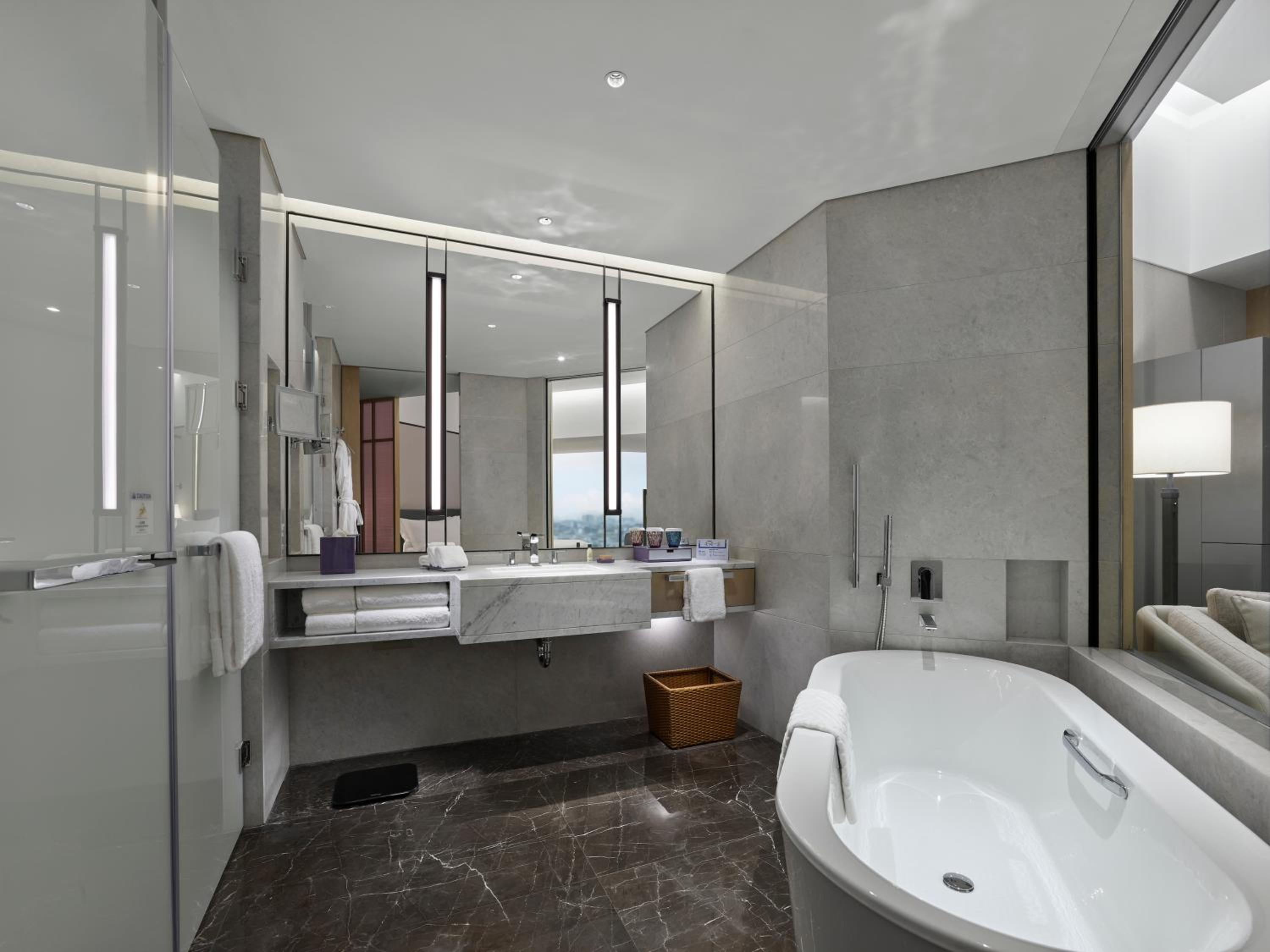 Deluxe King Room - Photo 3