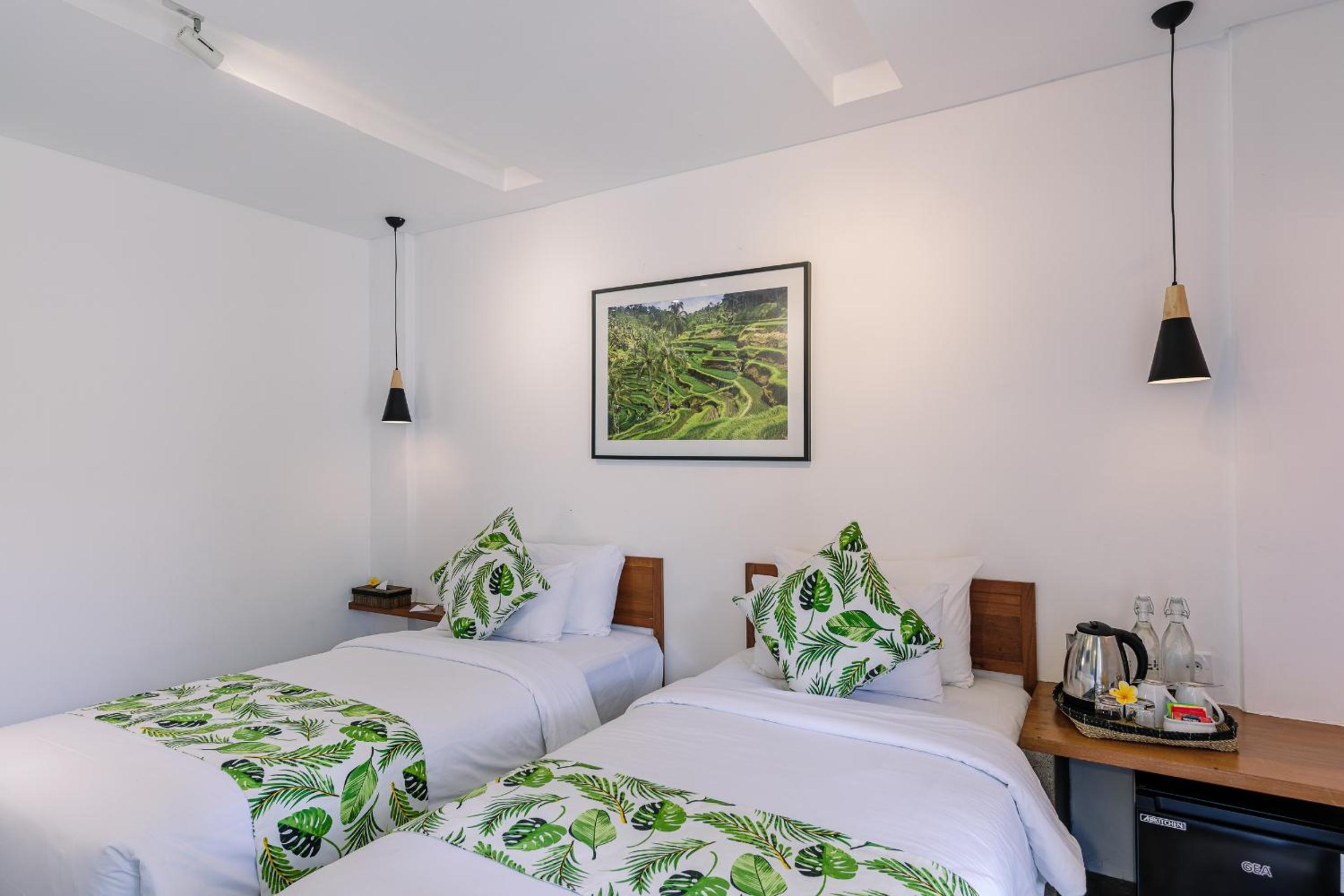 Twin Room with Pool View - Photo 8