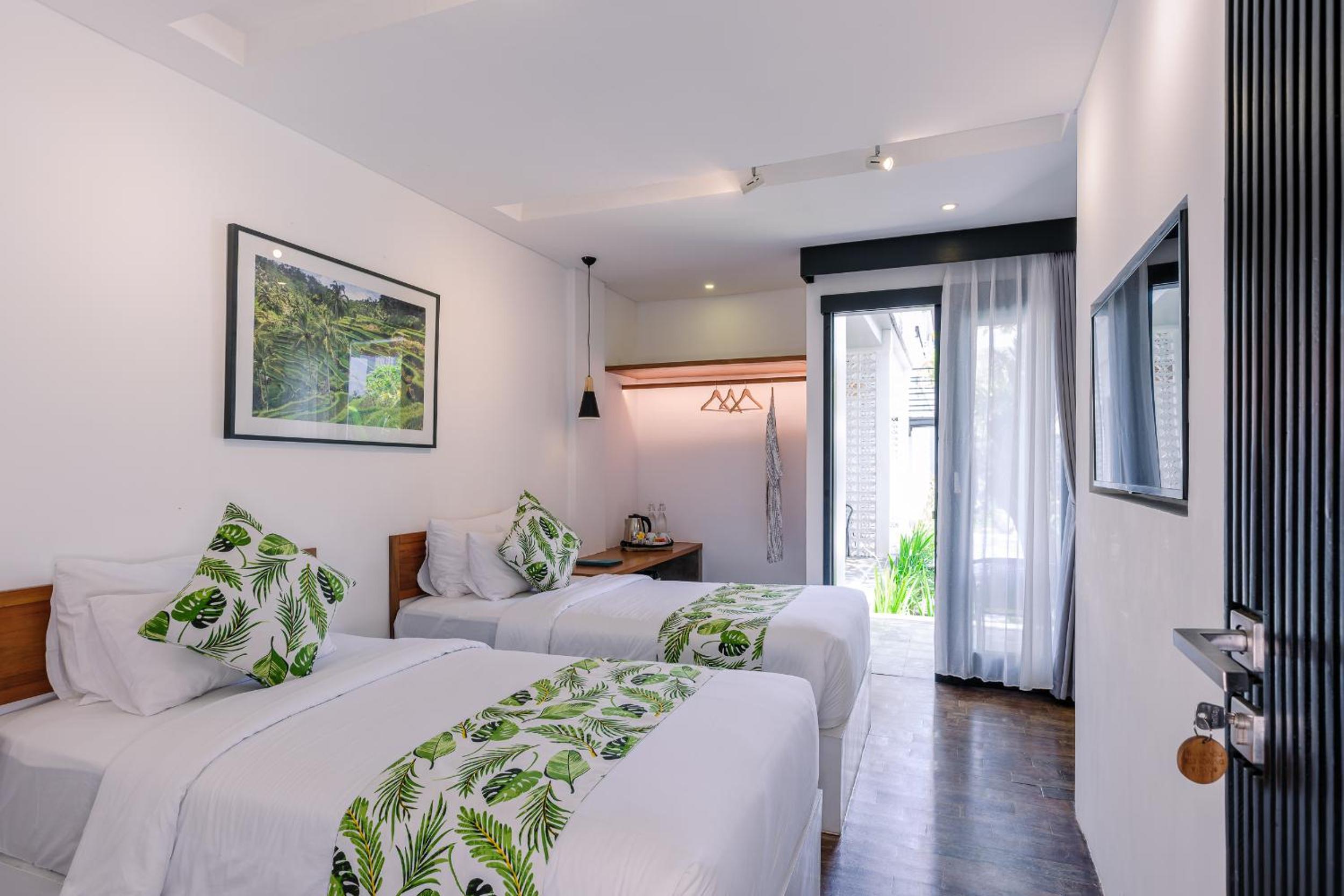 Twin Room with Pool View - Photo 12