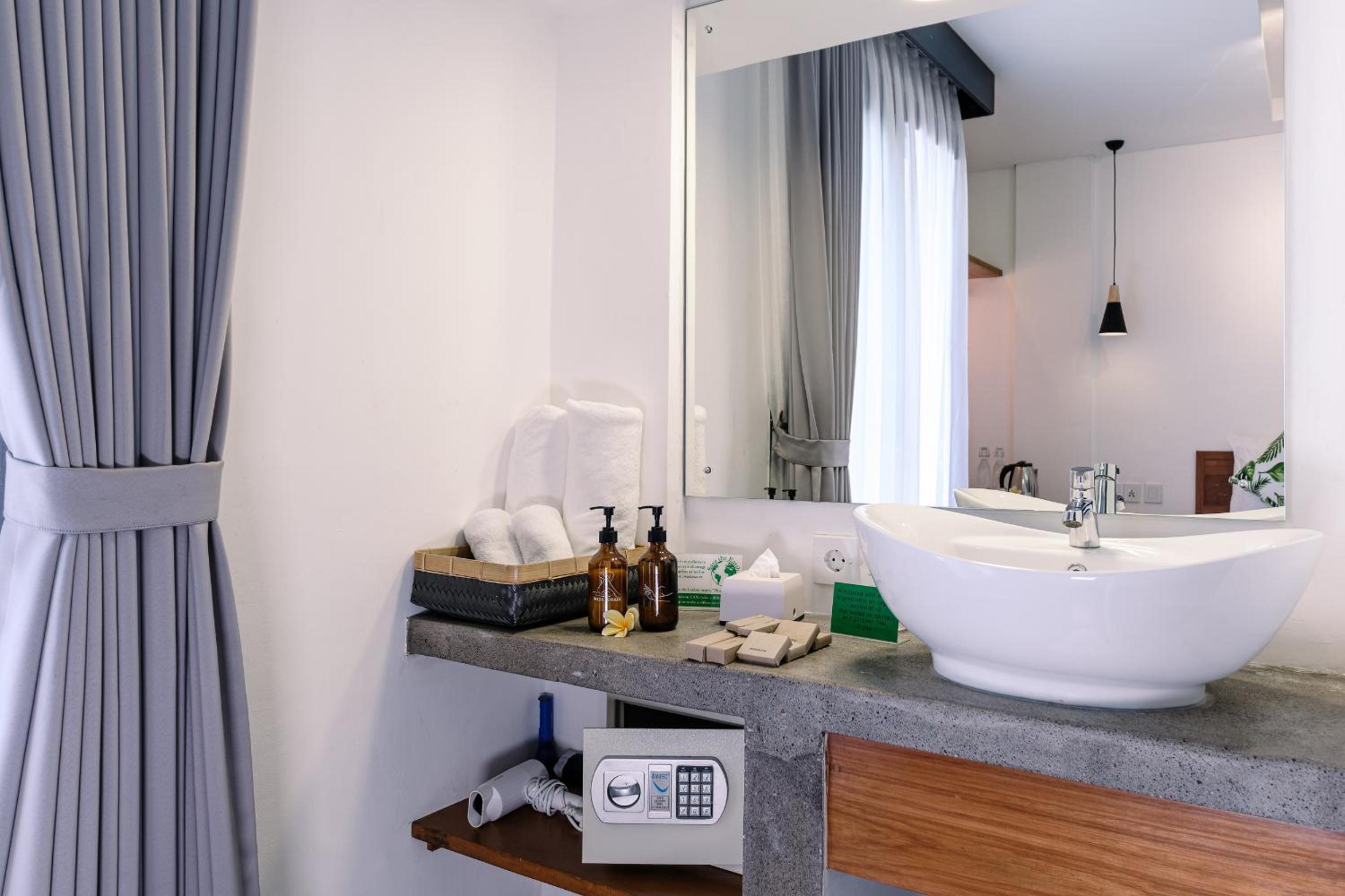 Twin Room with Pool View - Photo 2