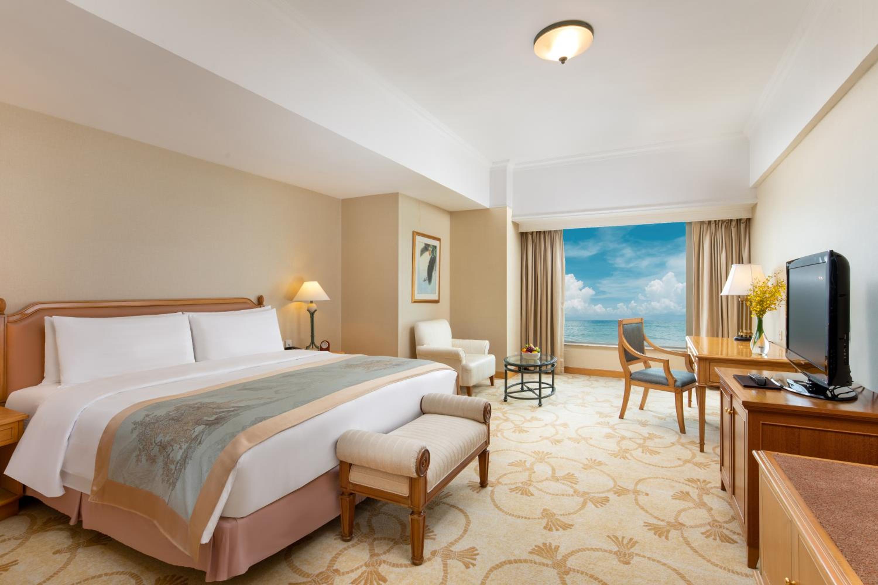 Executive Suite - Photo 2