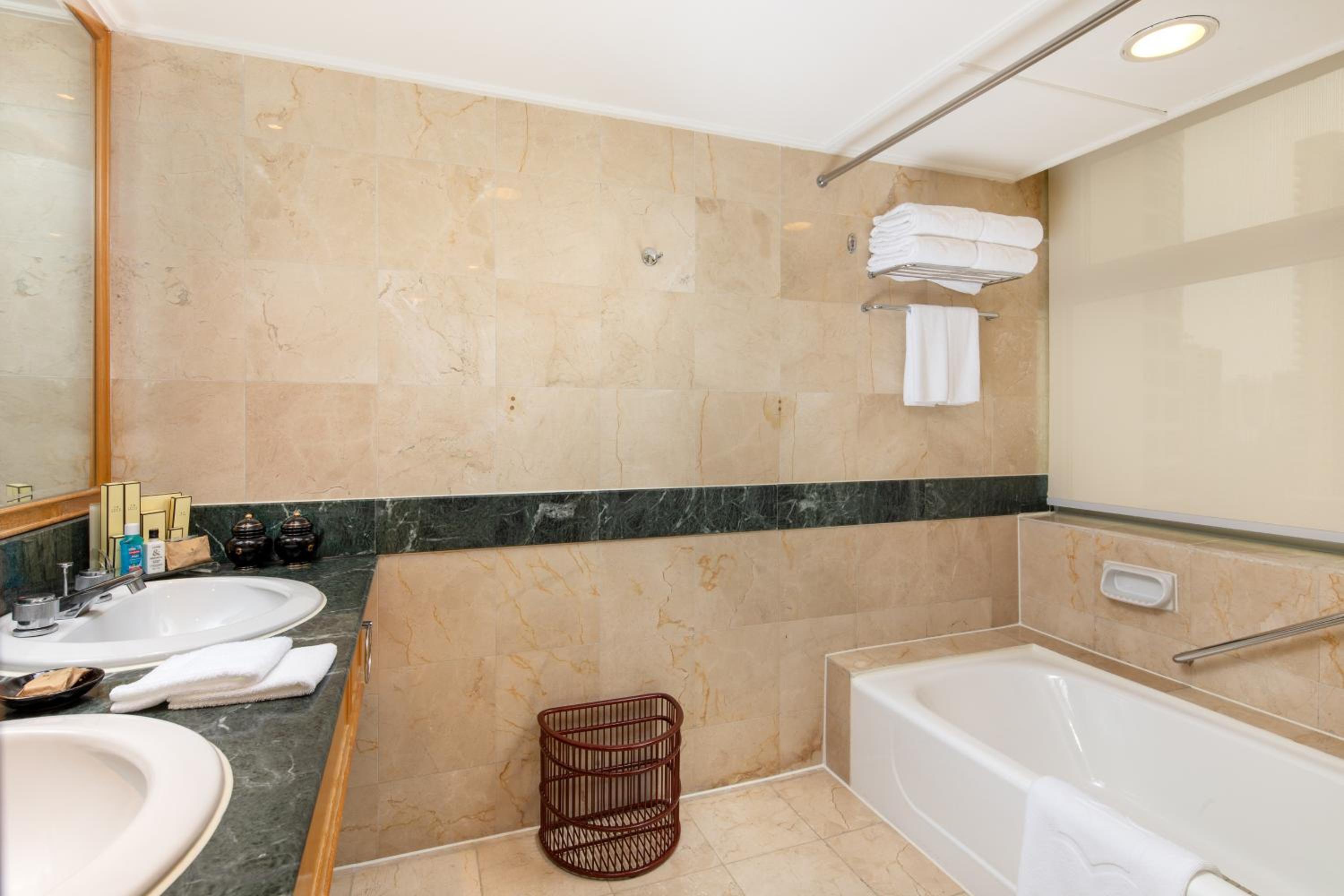 Executive Suite - Photo 5