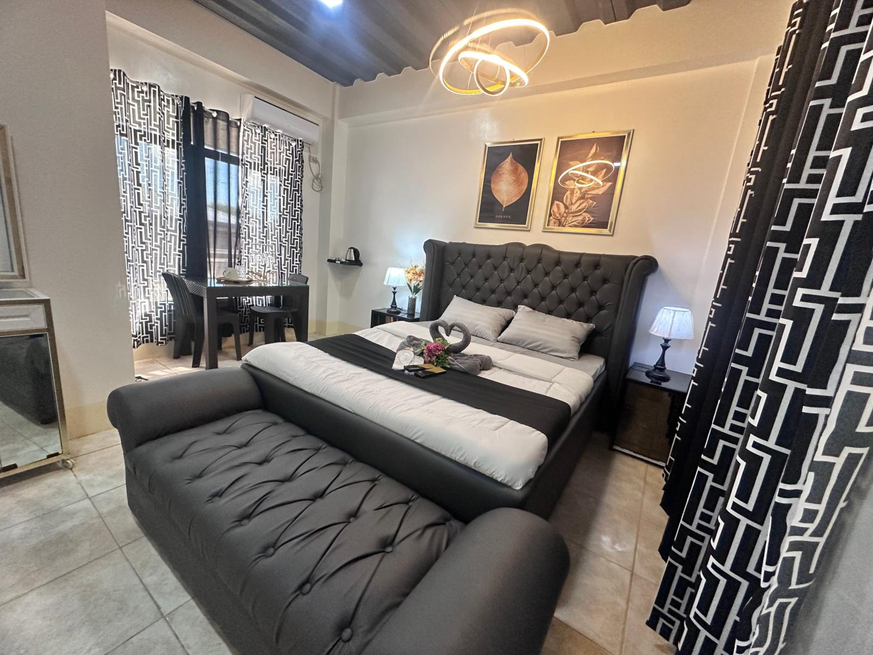 Deluxe Double Room with Balcony photo 3