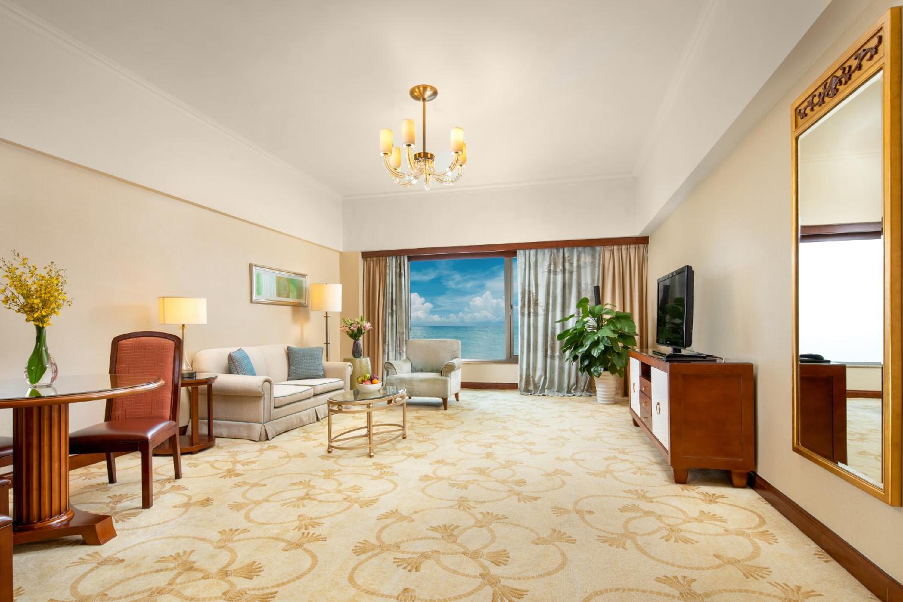 Deluxe Suite - Photo 2