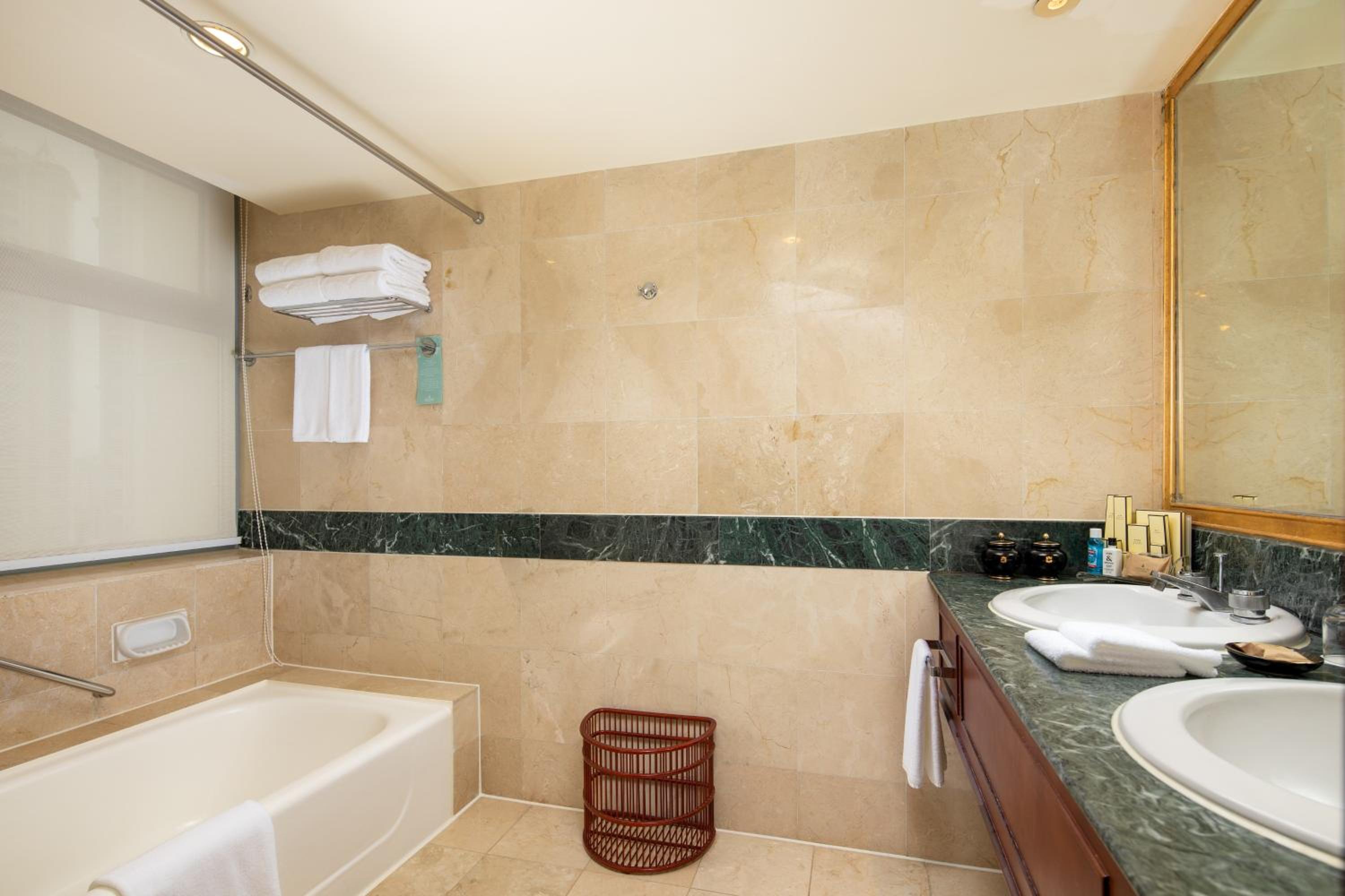 Deluxe Suite - Photo 3