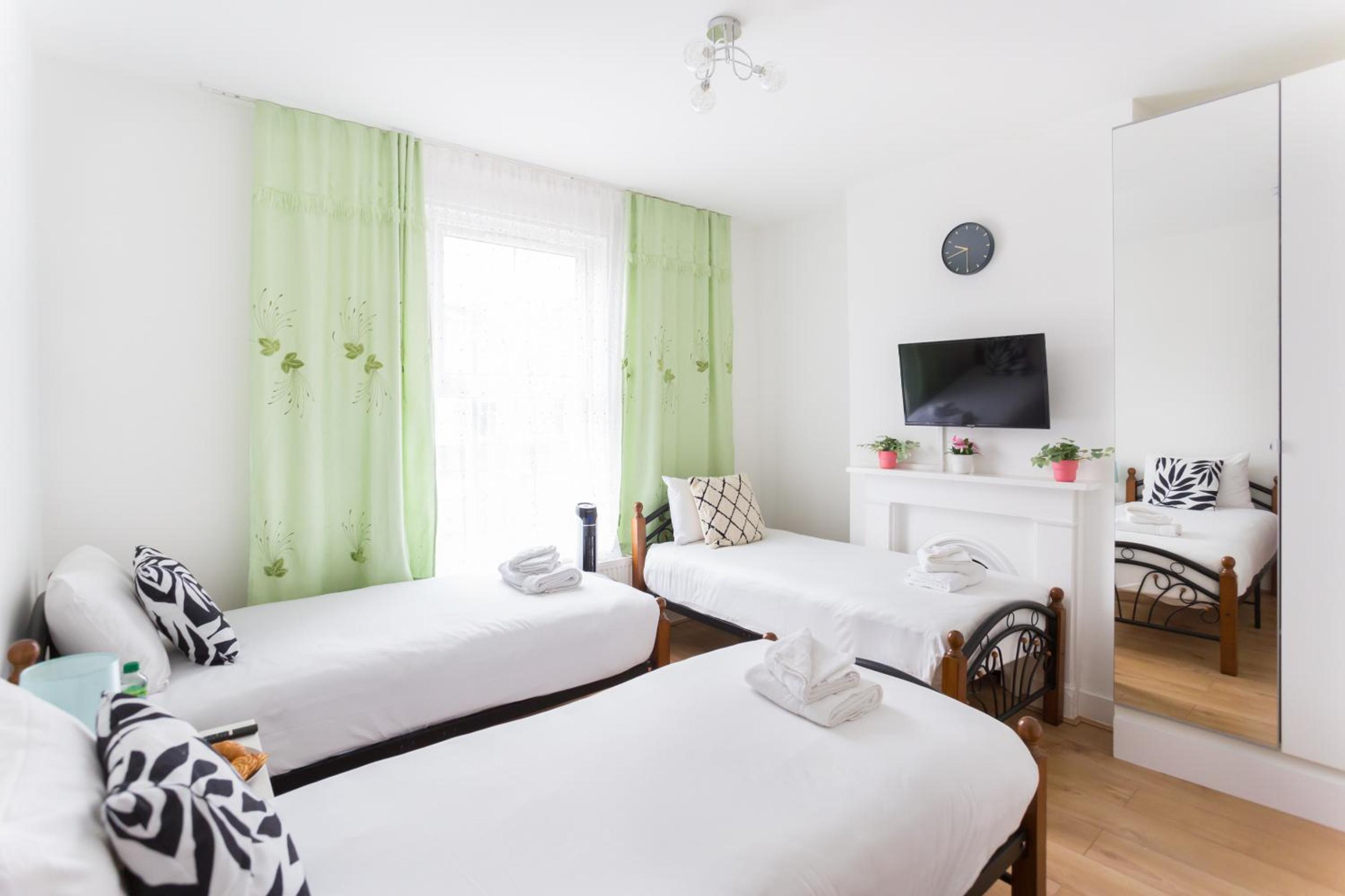 Triple Room with Shared Bathroom photo 2