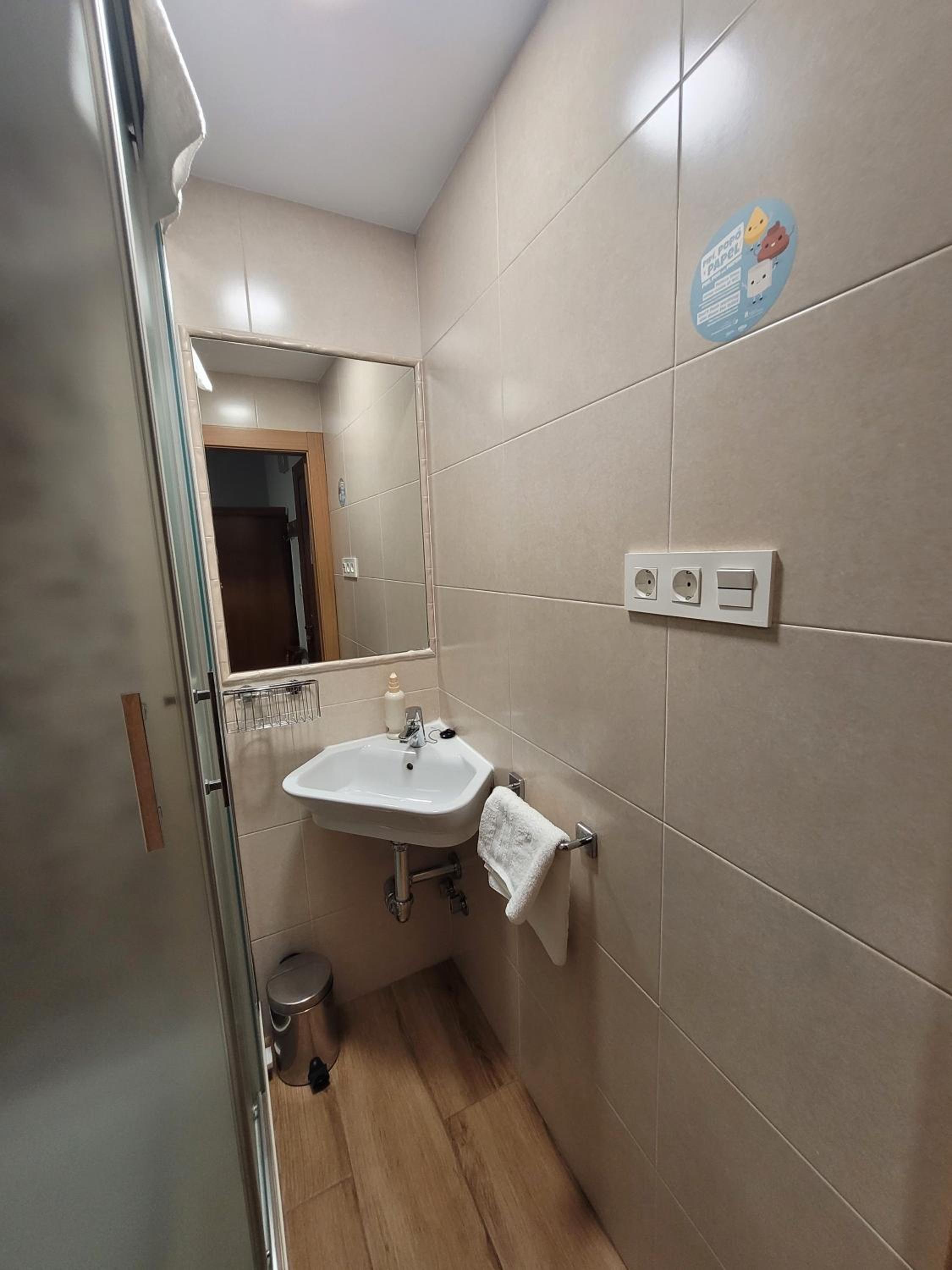 Double Room with Private Bathroom - Photo 5