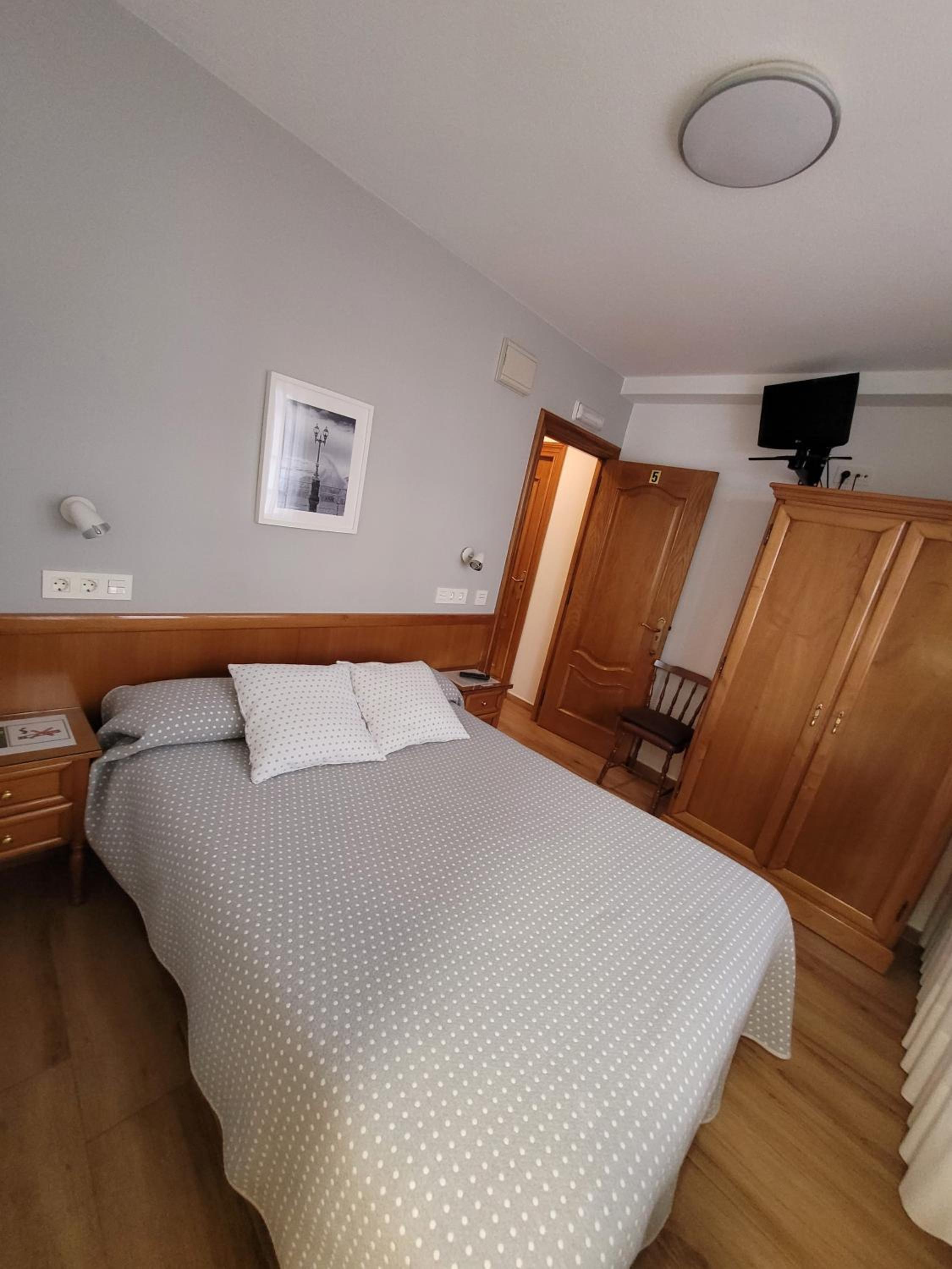 Double Room with Private Bathroom - Photo 1