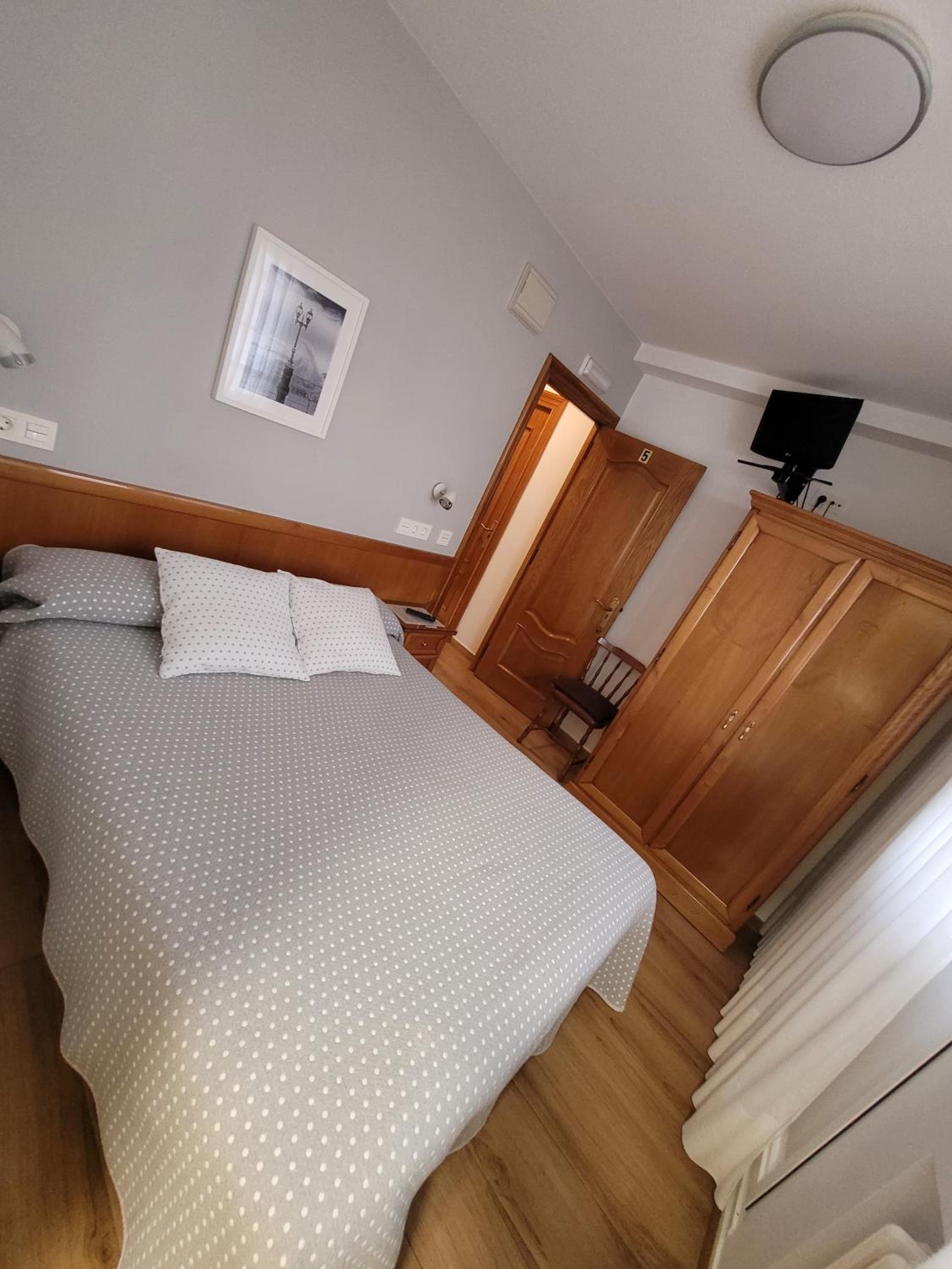 Double Room with Private Bathroom - Photo 3
