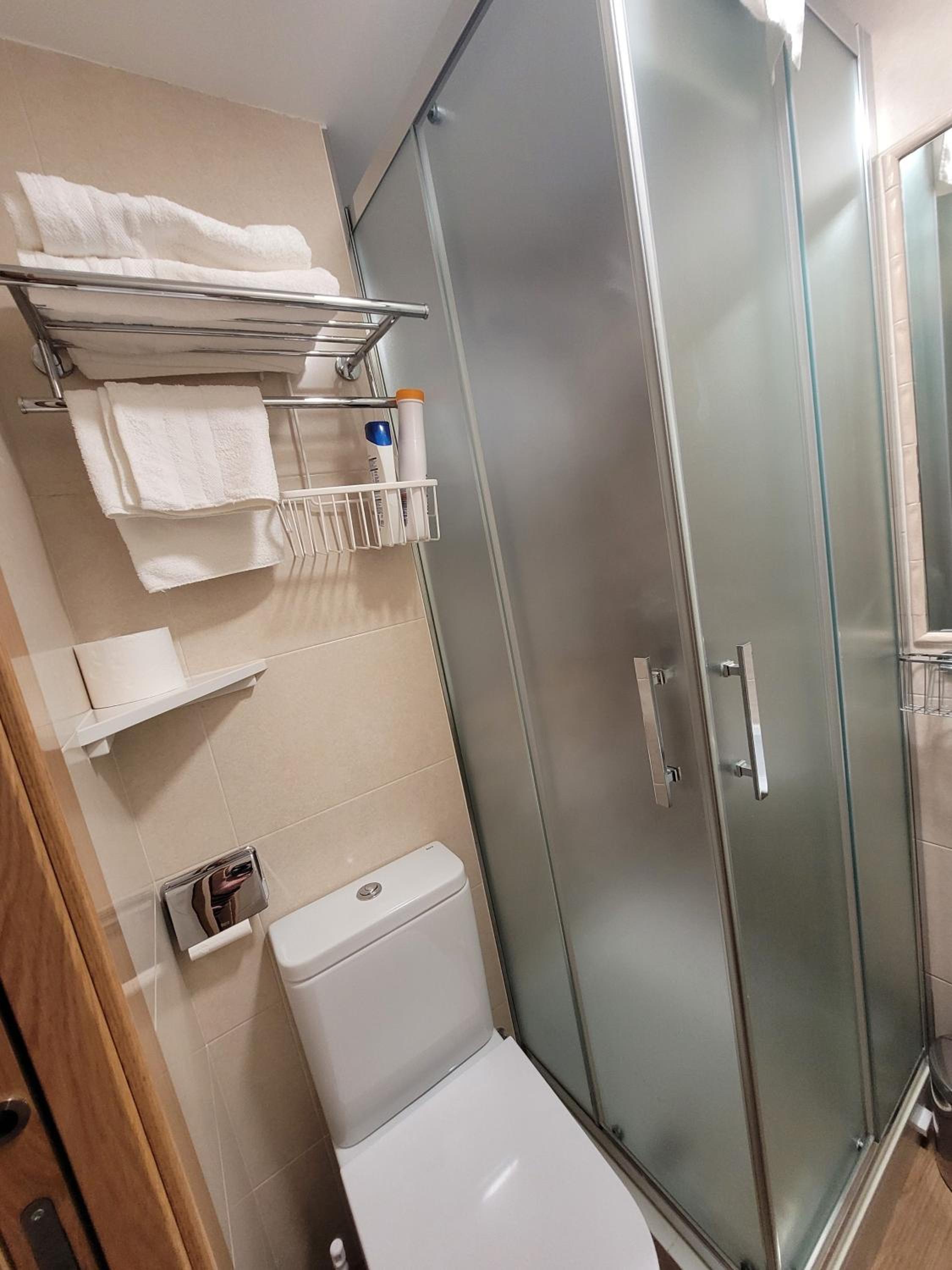 Double Room with Private Bathroom - Photo 6