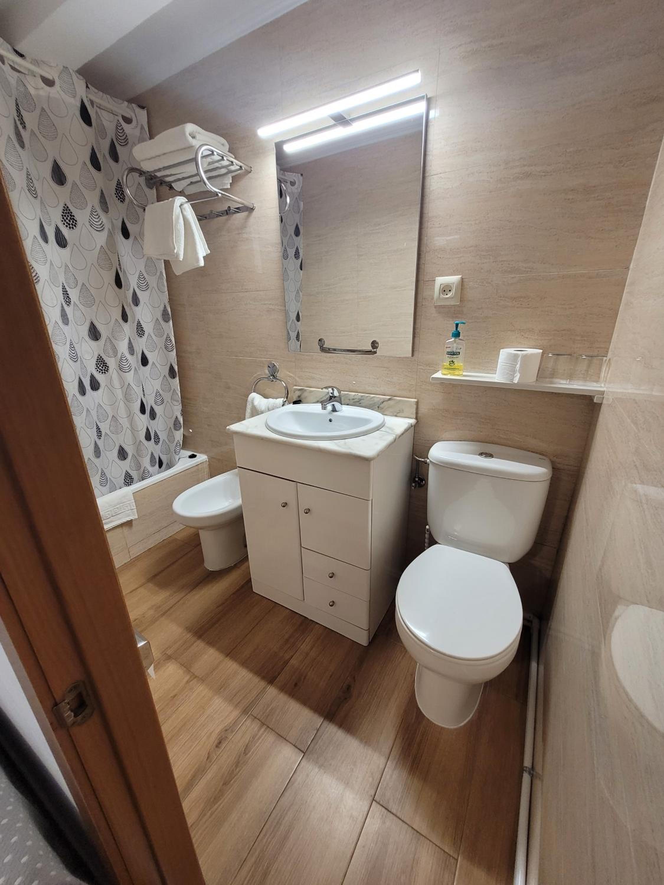 Triple Room with Private Bathroom - Photo 5