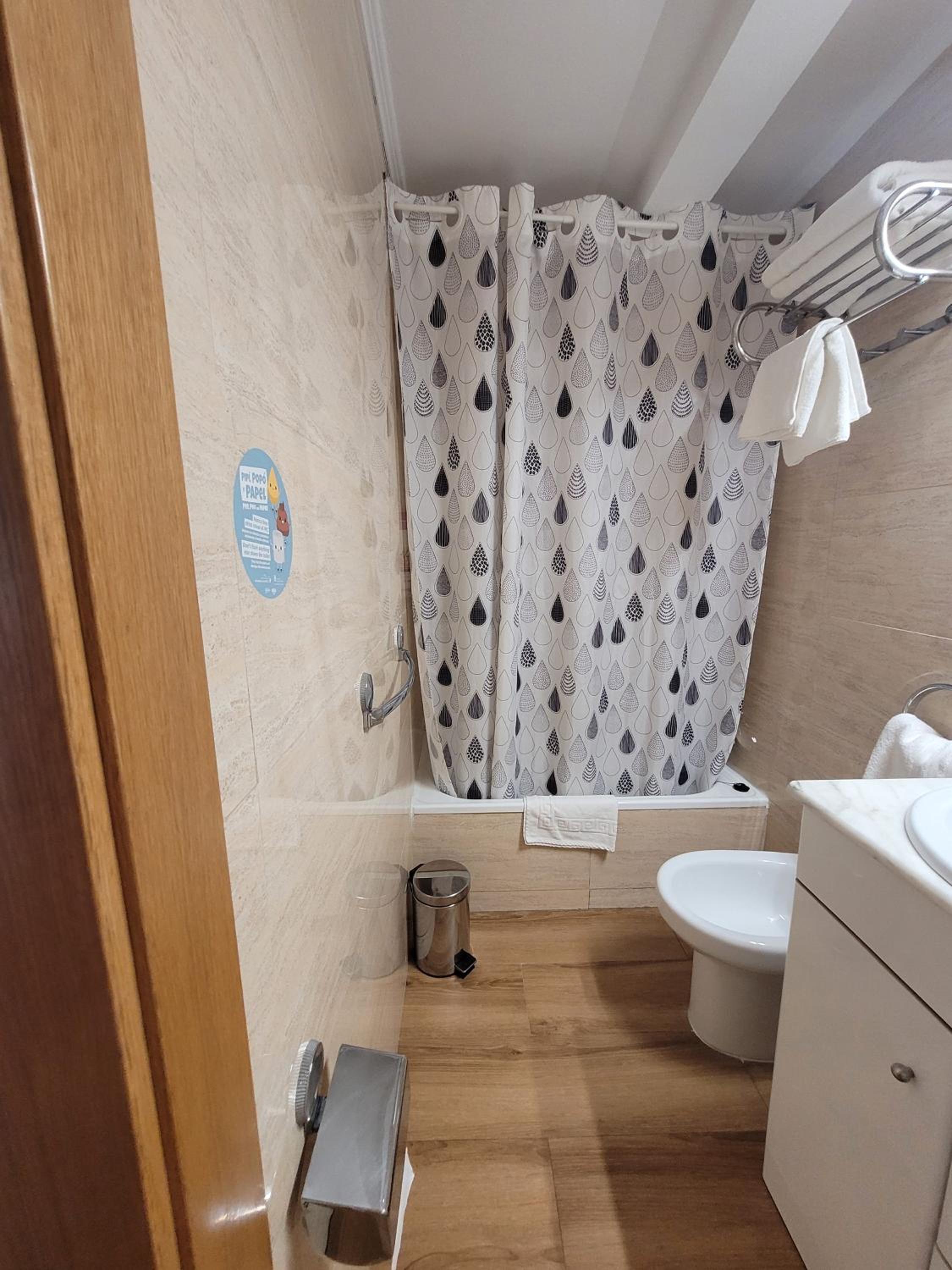 Triple Room with Private Bathroom - Photo 6