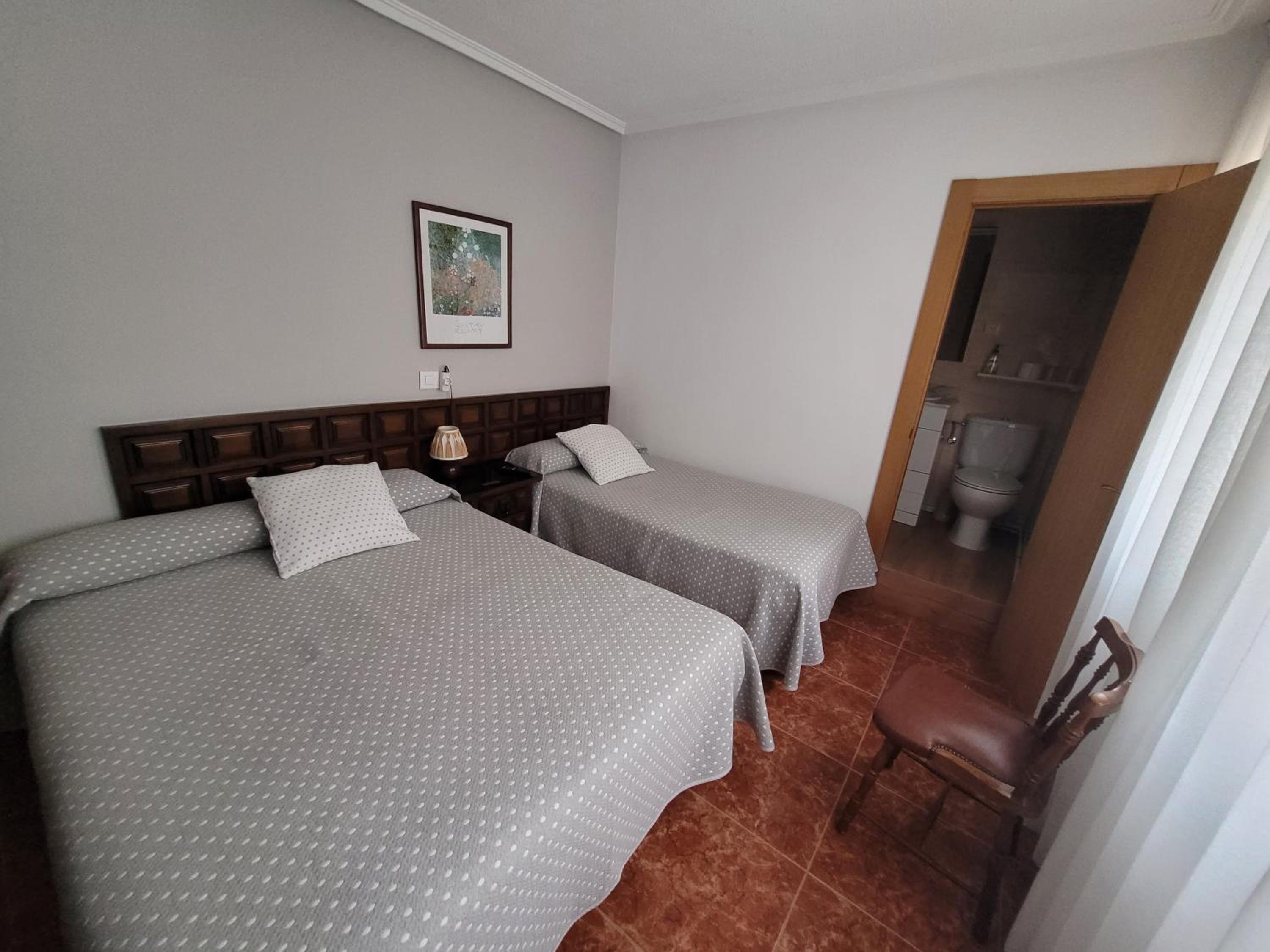 Triple Room with Private Bathroom - Photo 8