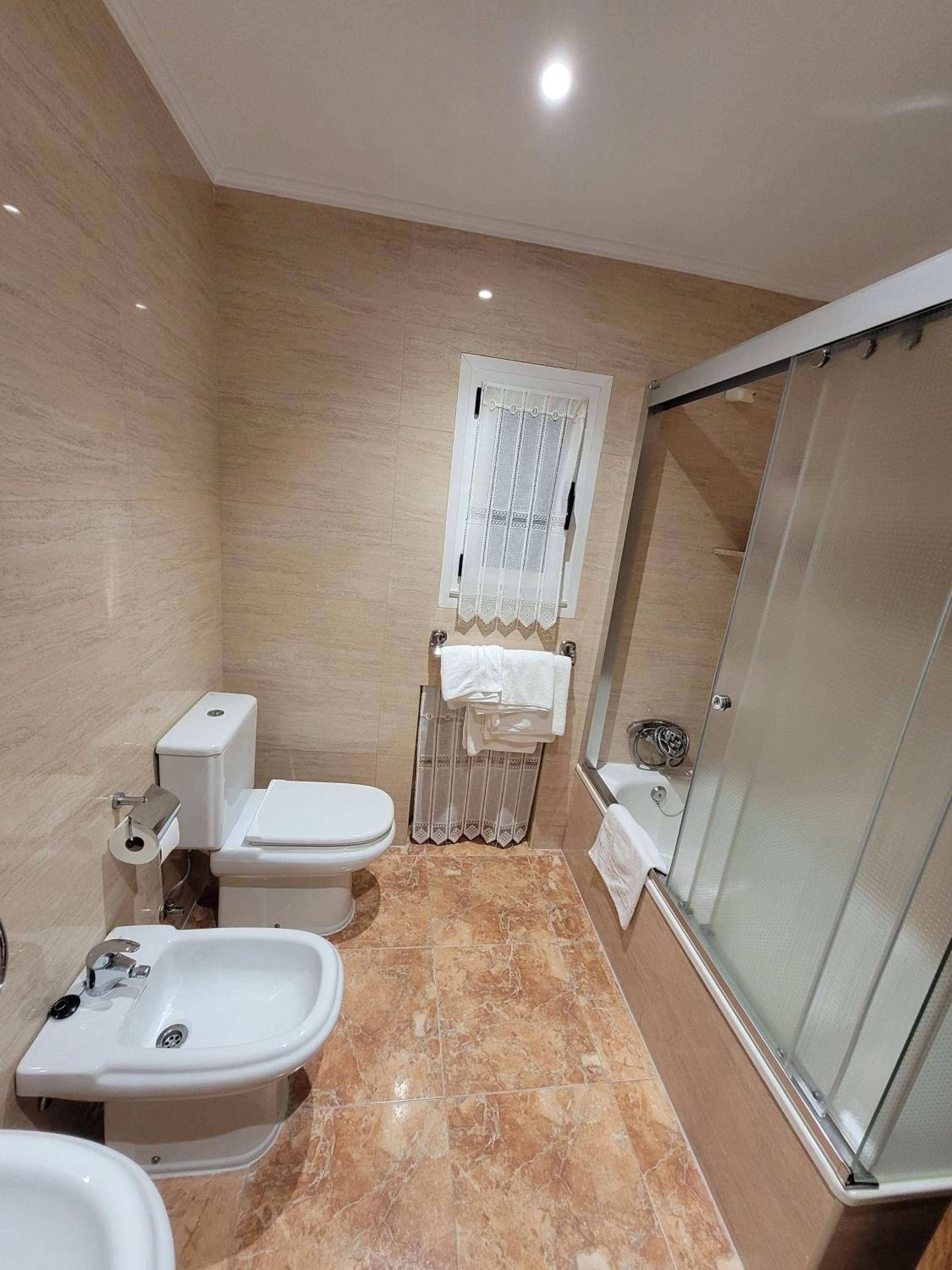 Triple Room with Private Bathroom - Photo 9