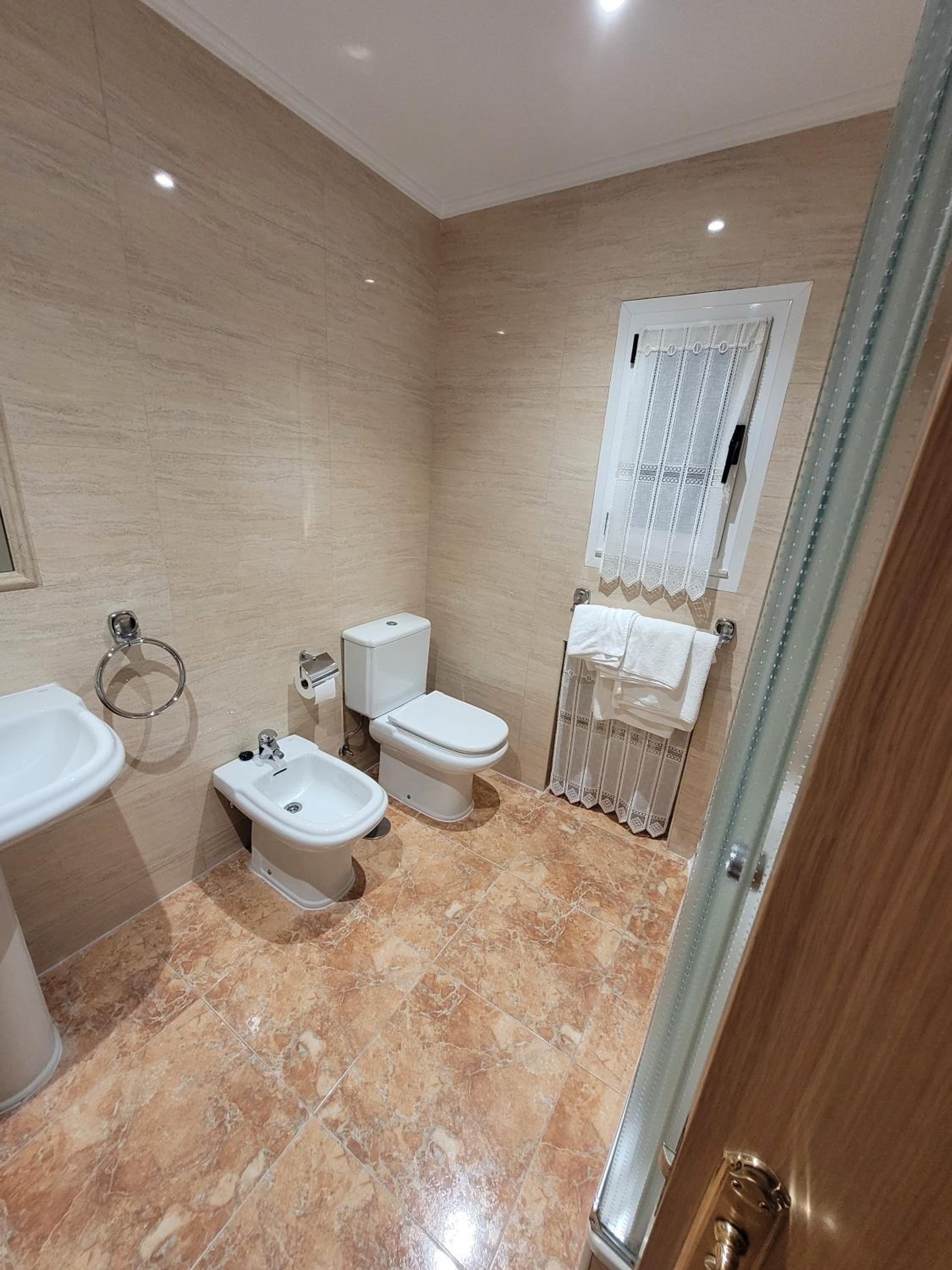 Triple Room with Private Bathroom - Photo 4