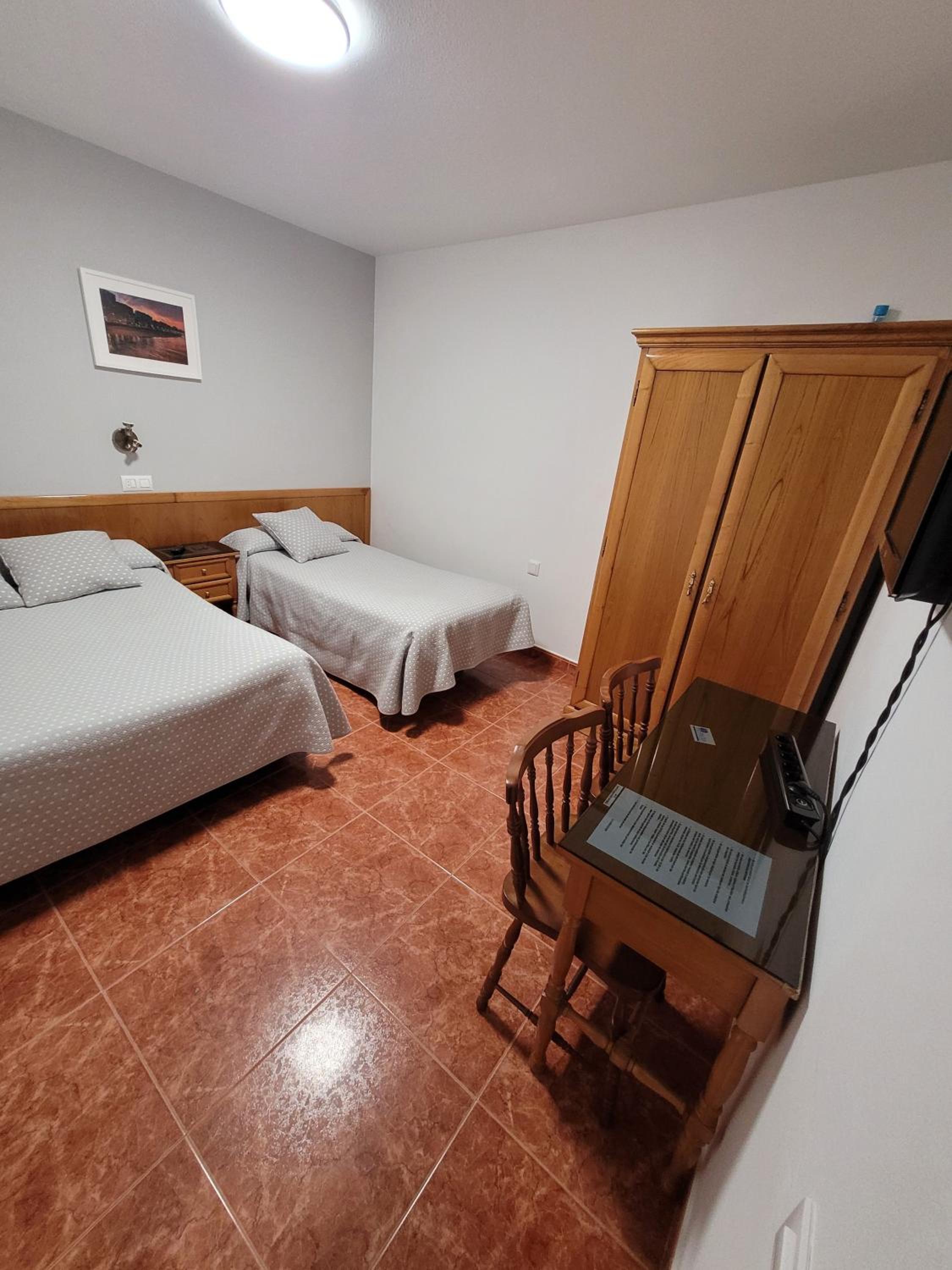 Triple Room with Private Bathroom - Photo 11